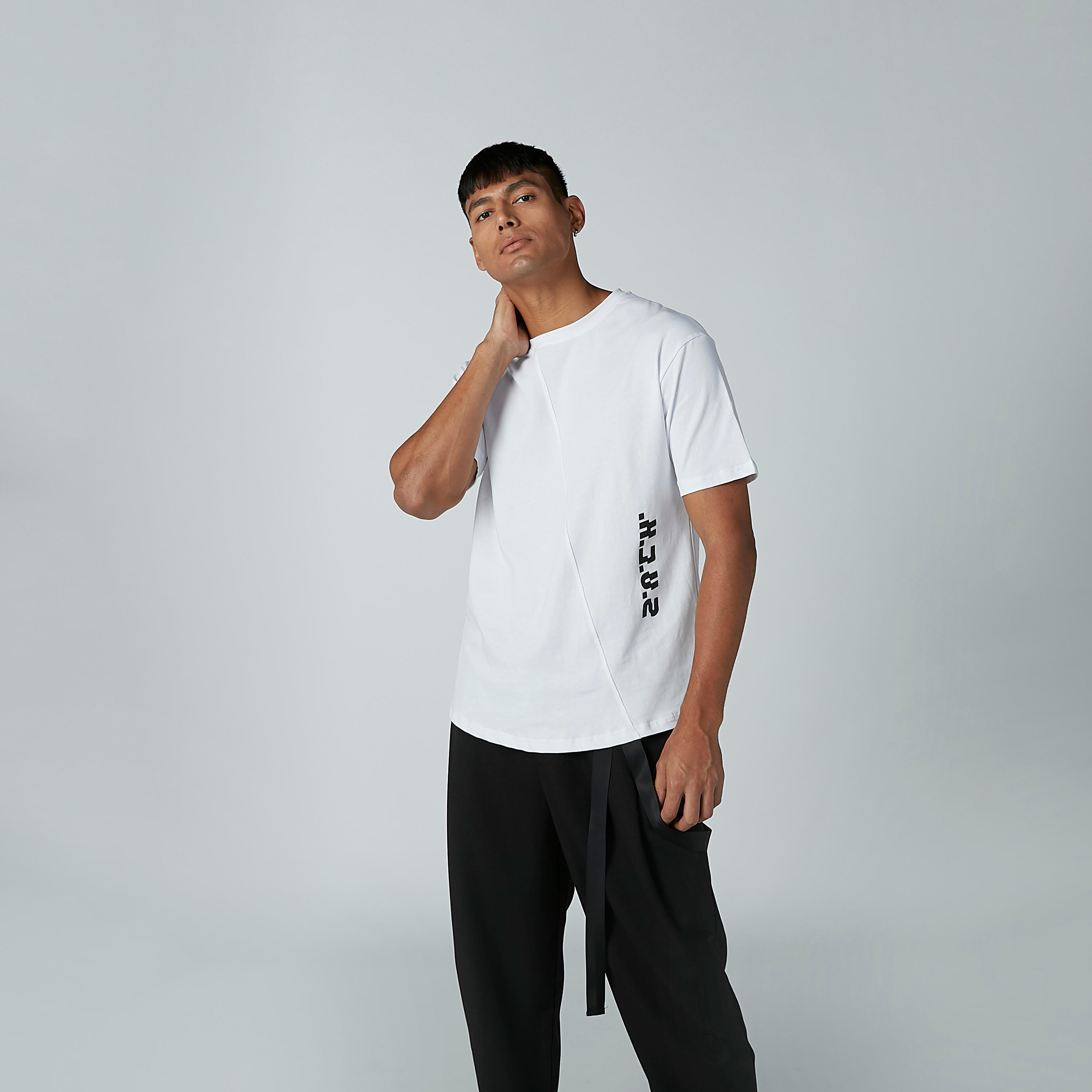 تيشيرت بياقة مستديرة وأكمام قصيرة وطبعات-men-clothing-tshirtsandpolos-tshirts-image-3