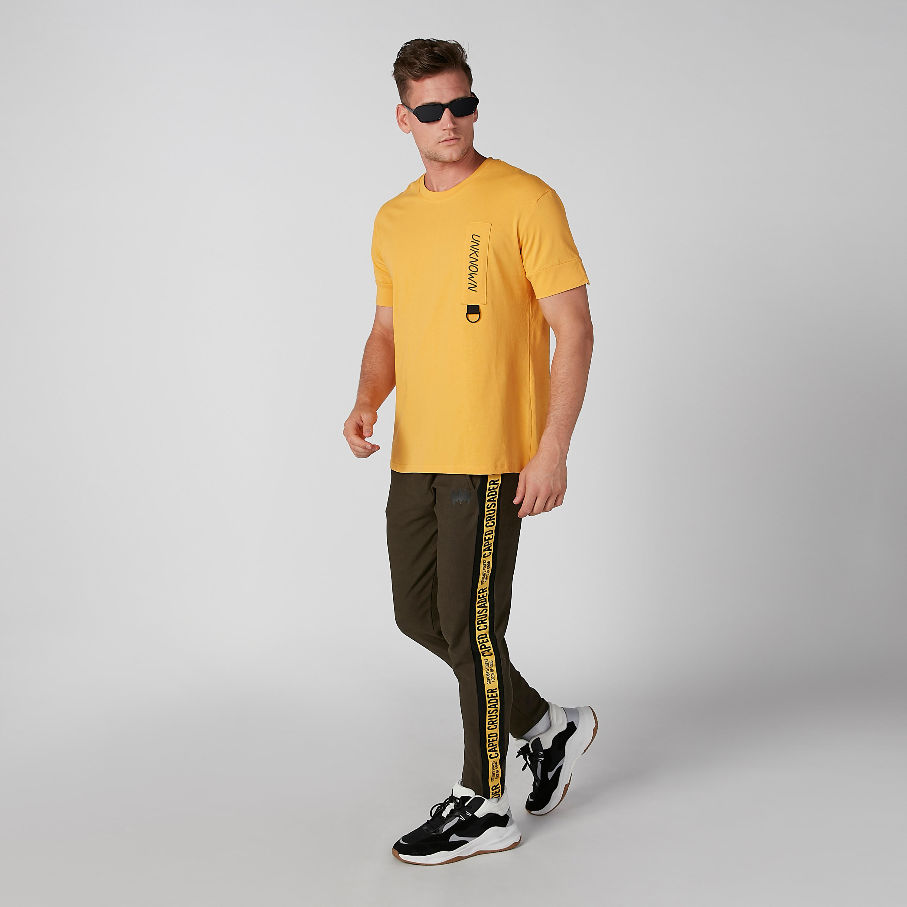 تيشيرت بياقة مستديرة وأكمام قصيرة وطبعات-men-clothing-tshirtsandpolos-tshirts-image-1