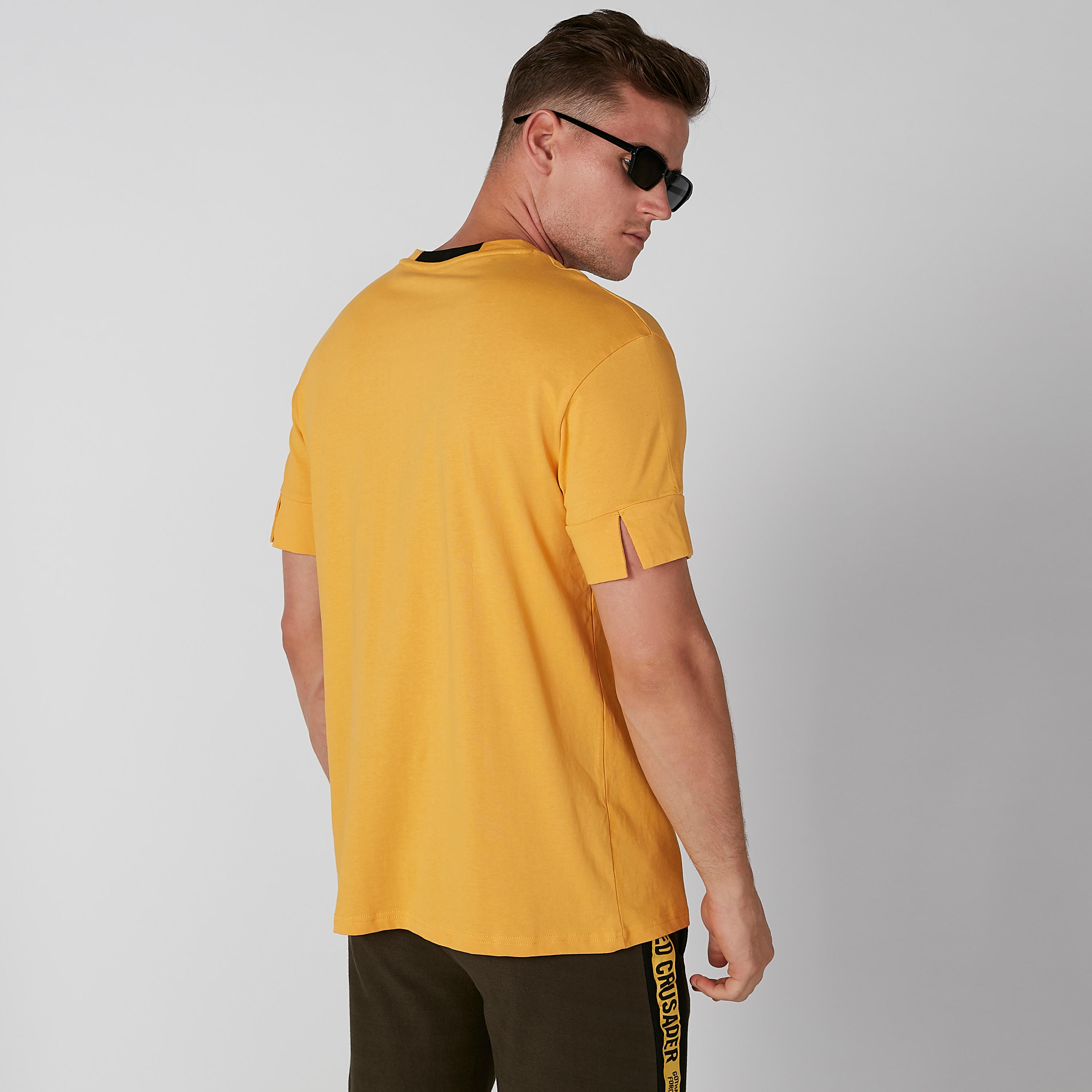 تيشيرت بياقة مستديرة وأكمام قصيرة وطبعات-men-clothing-tshirtsandpolos-tshirts-image-2