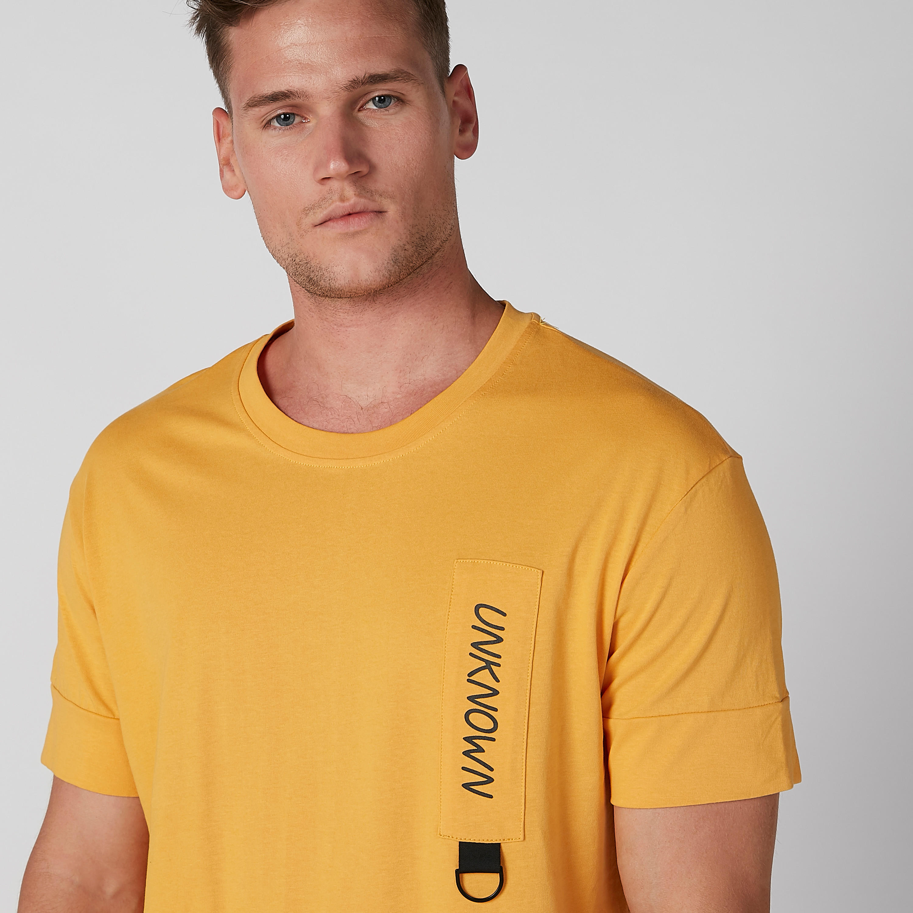 تيشيرت بياقة مستديرة وأكمام قصيرة وطبعات-men-clothing-tshirtsandpolos-tshirts-image-4