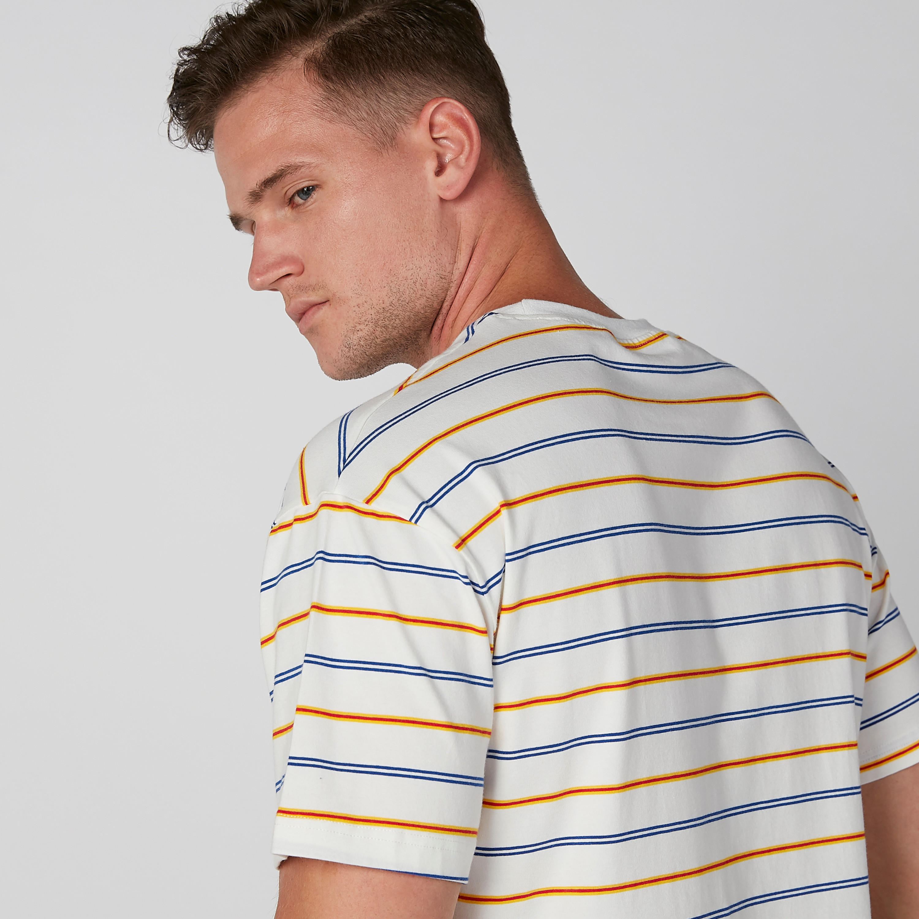 تيشيرت مقلّم بياقة ضيقة وأكمام قصيرة-men-clothing-tshirtsandpolos-tshirts-image-4