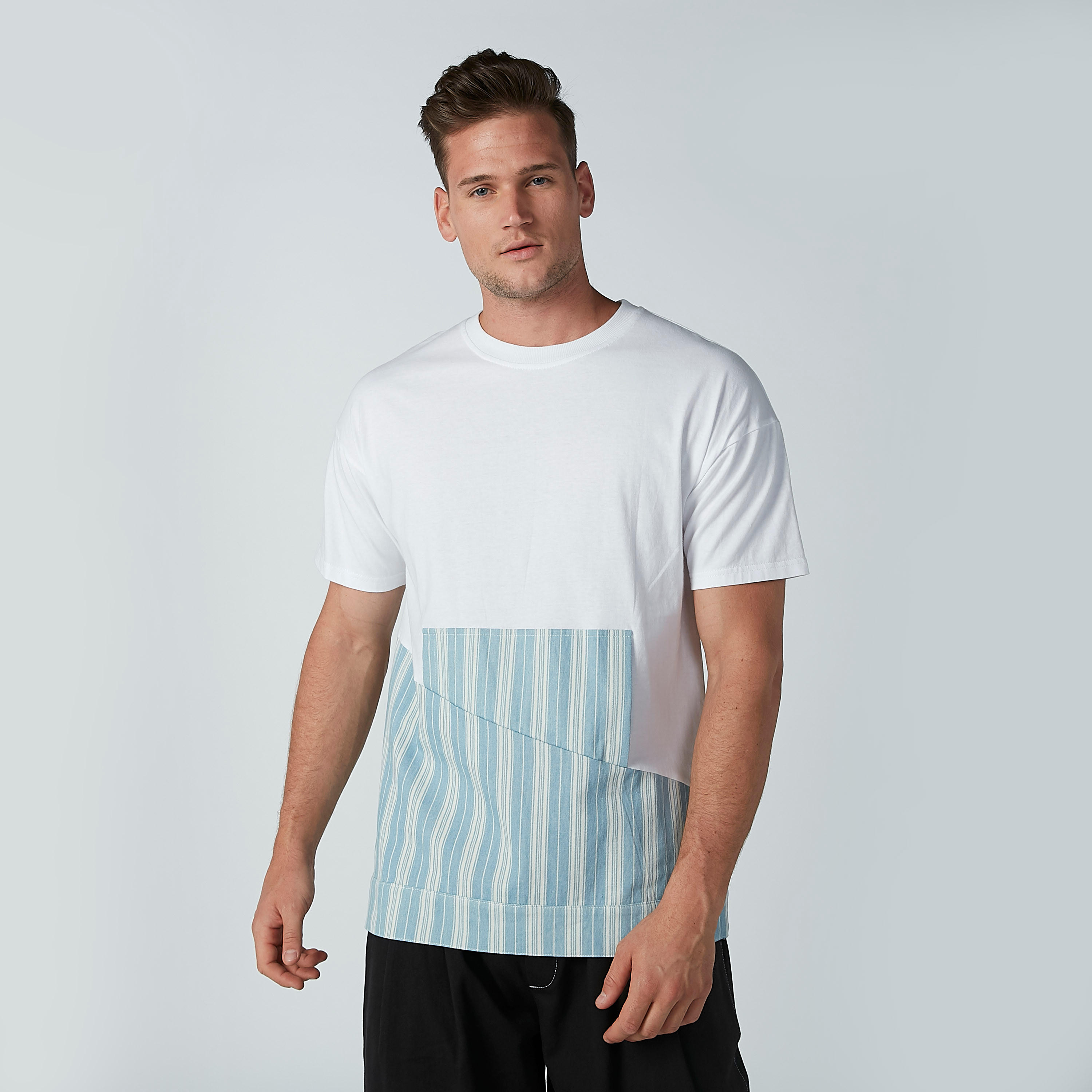 تيشيرت بياقة دائرية وأكمام قصيرة بتصميم مقلّم-men-clothing-tshirtsandpolos-tshirts-image-1