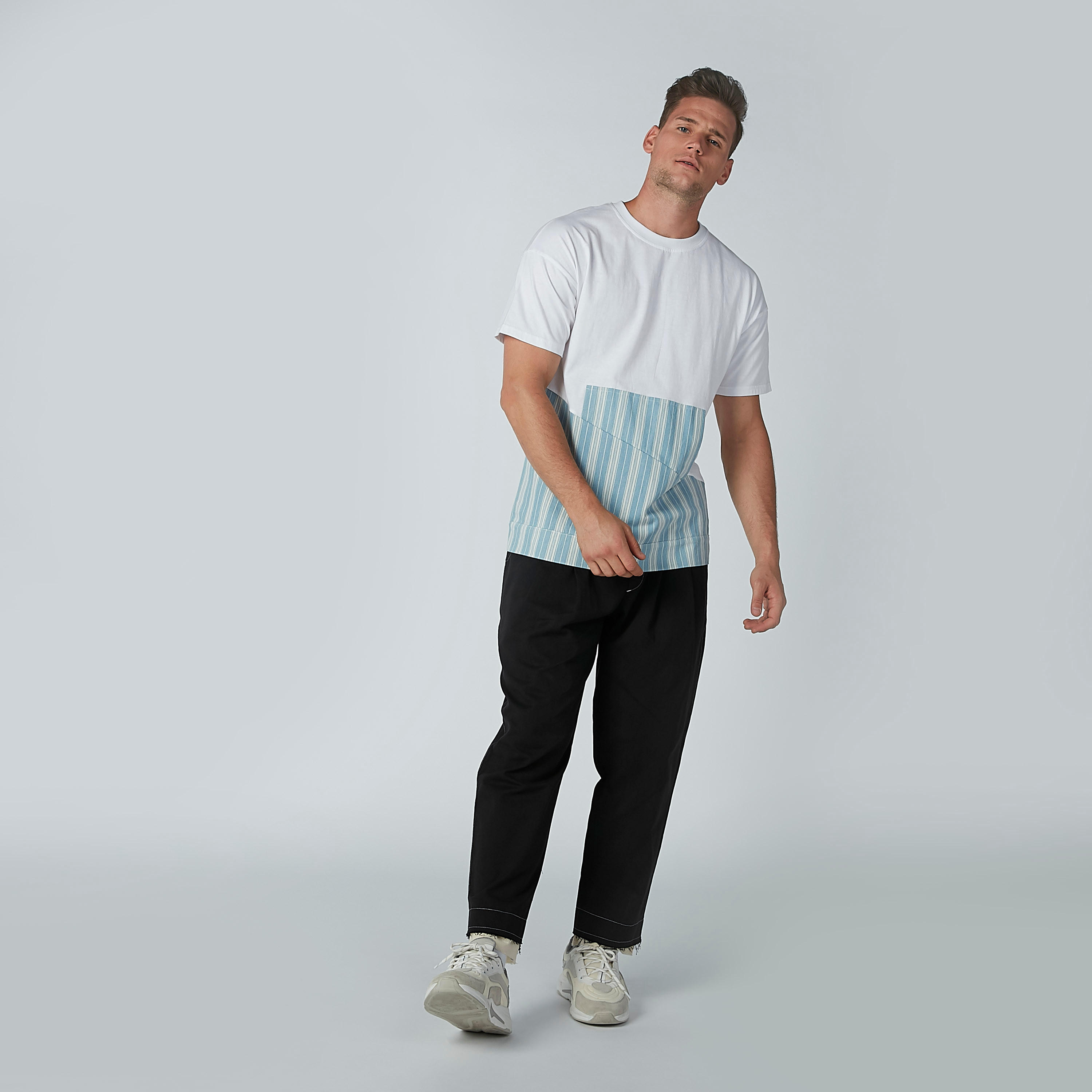 تيشيرت بياقة دائرية وأكمام قصيرة بتصميم مقلّم-men-clothing-tshirtsandpolos-tshirts-image-2