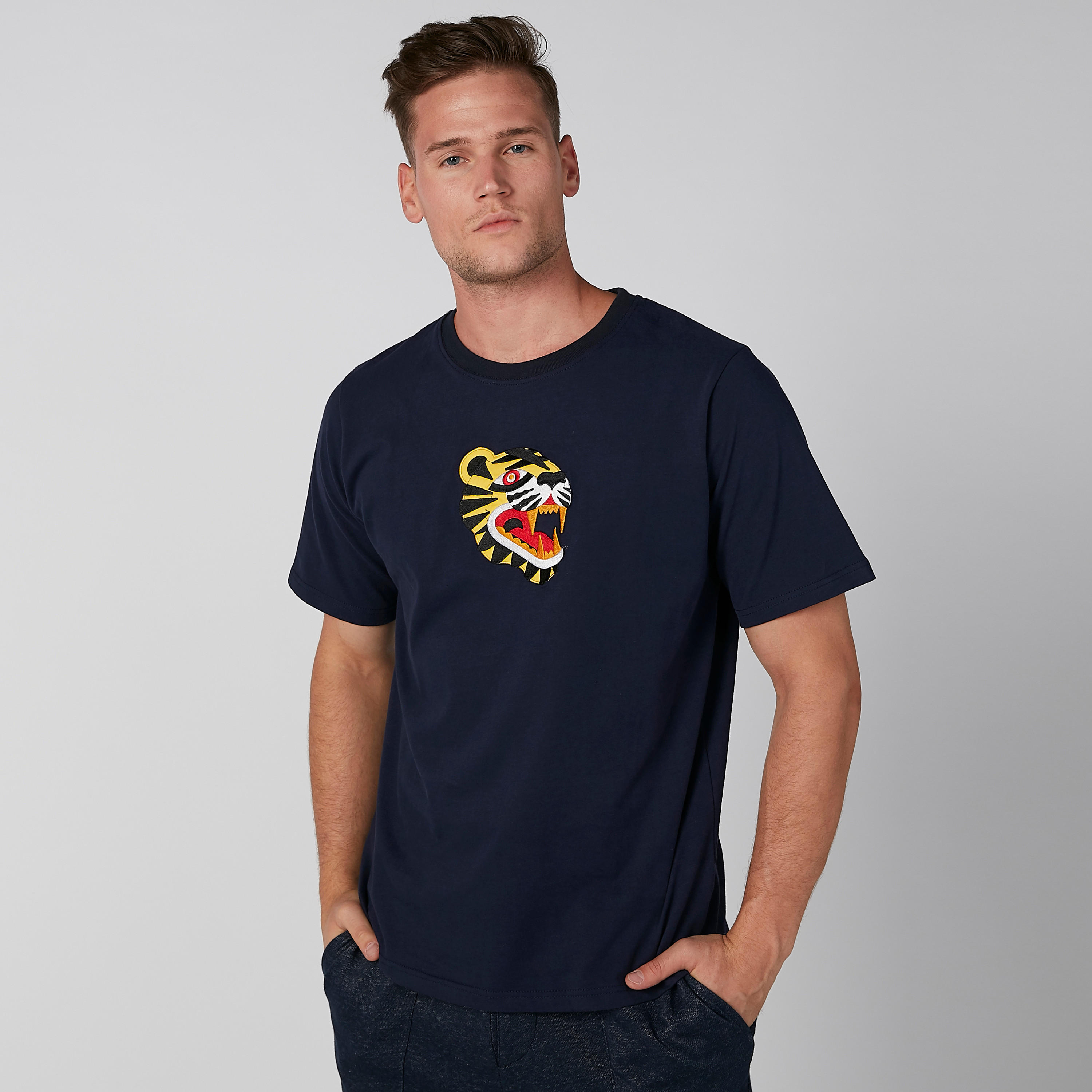 تيشيرت بياقة مستديرة وأكمام قصيرة وطبعات-men-clothing-tshirtsandpolos-tshirts-image-3