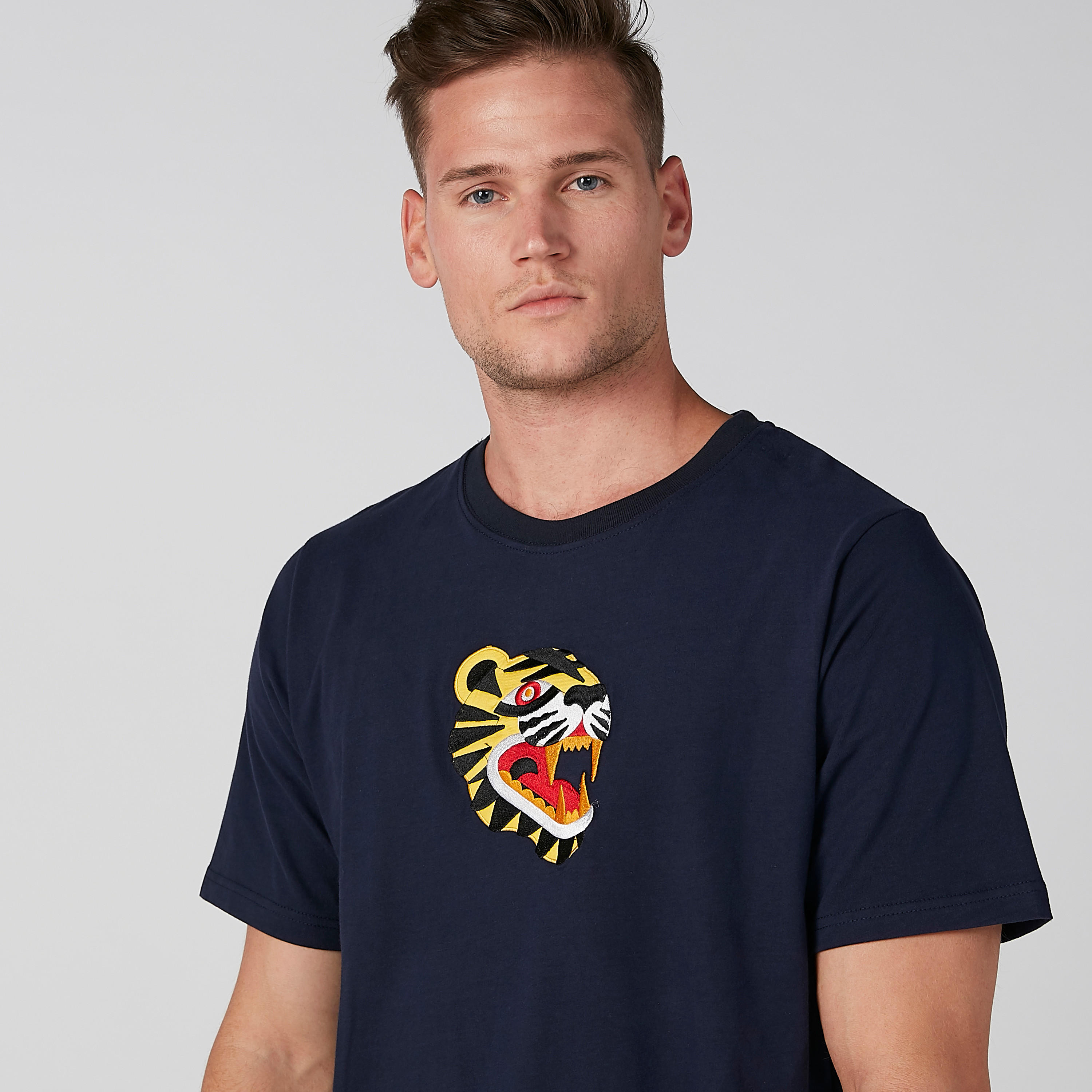 تيشيرت بياقة مستديرة وأكمام قصيرة وطبعات-men-clothing-tshirtsandpolos-tshirts-image-4
