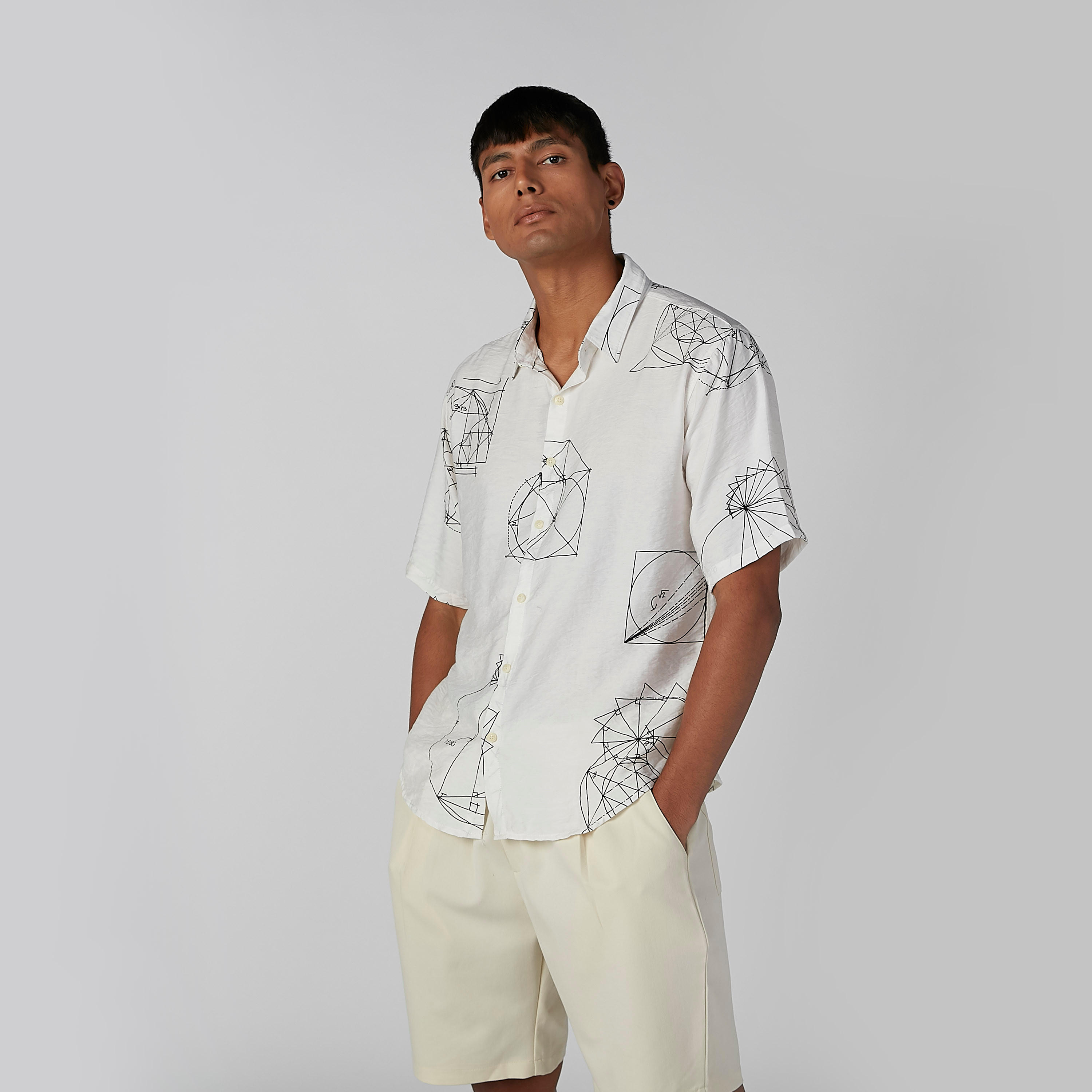 قميص بأكمام قصيرة وأزرار وطبعات-men-clothing-shirts-image-4