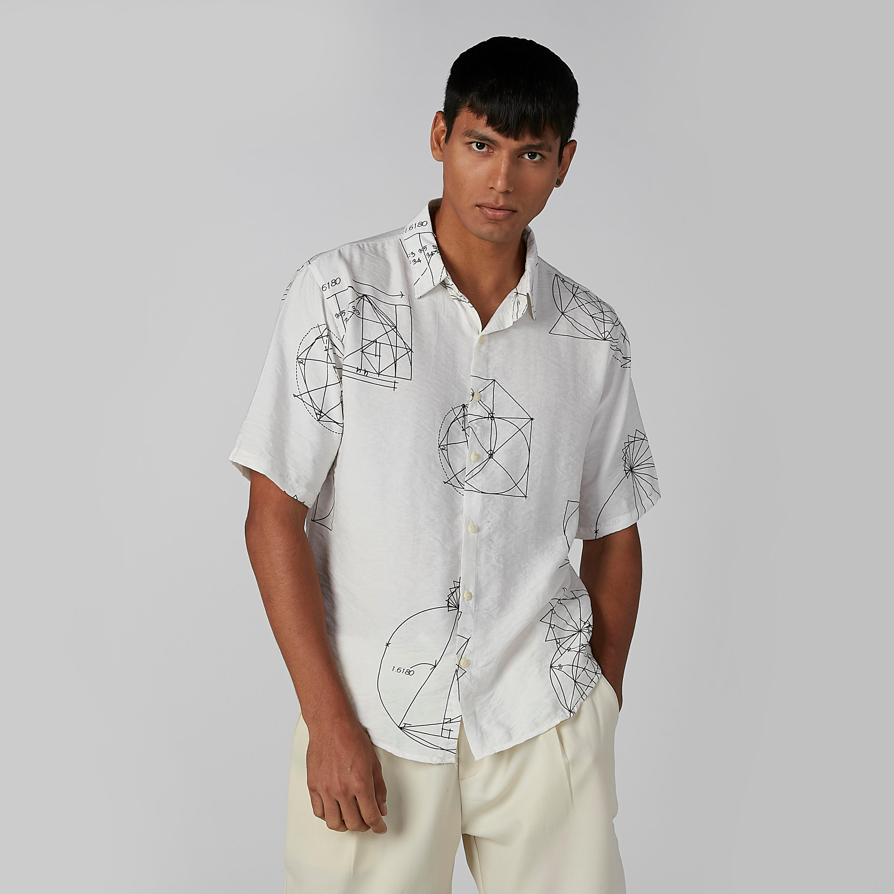 قميص بأكمام قصيرة وأزرار وطبعات-men-clothing-shirts-image-2