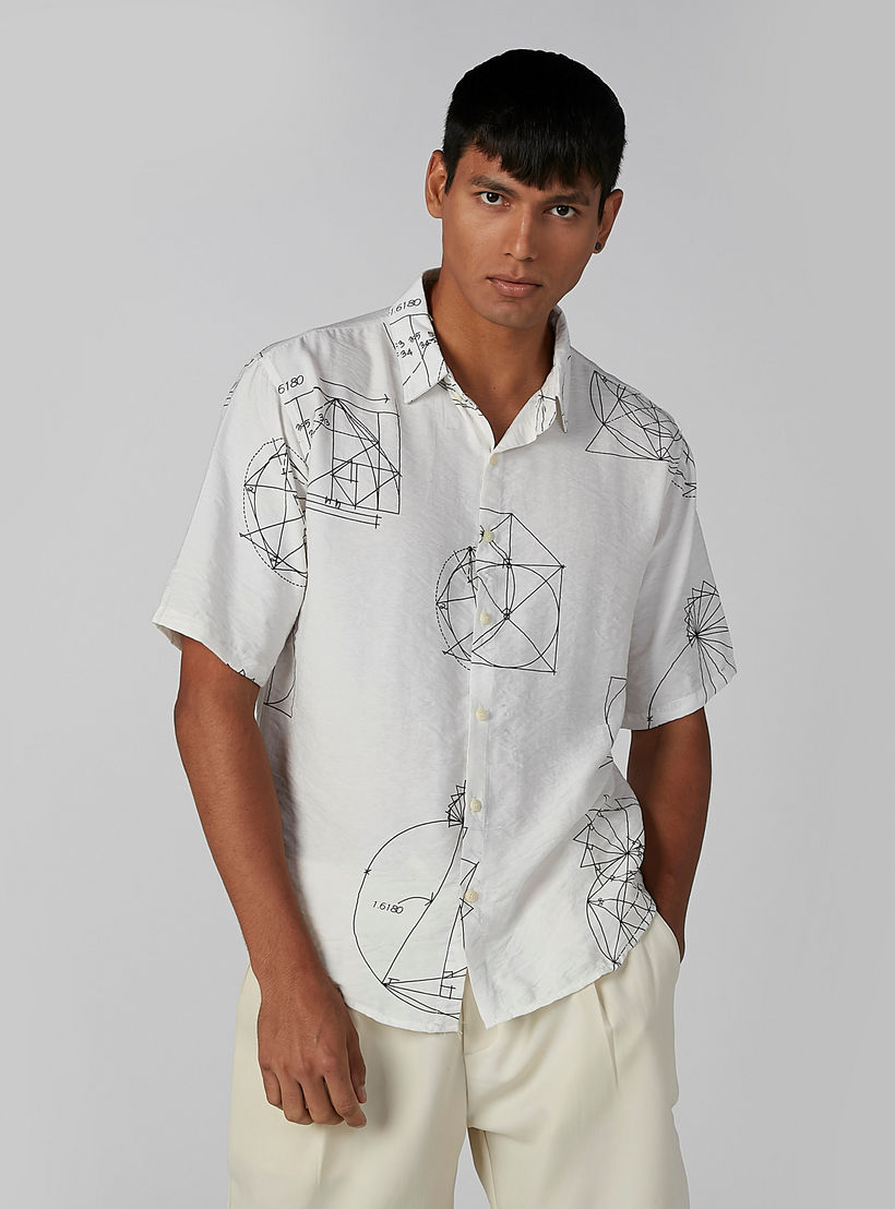 قميص بأكمام قصيرة وأزرار وطبعات-men-clothing-shirts-image-2