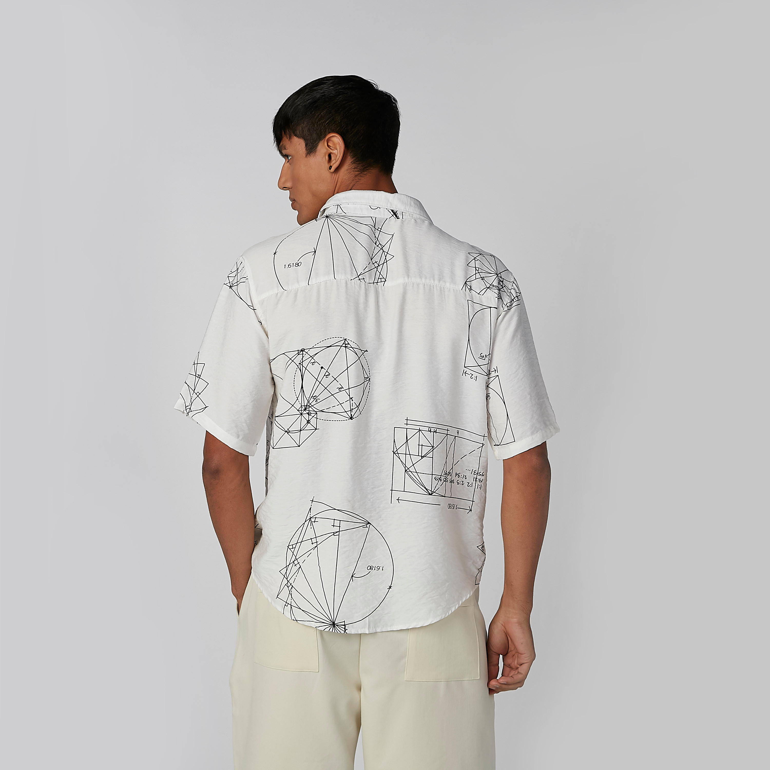 قميص بأكمام قصيرة وأزرار وطبعات-men-clothing-shirts-image-1
