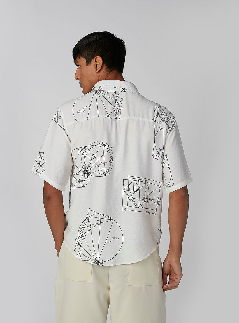 قميص بأكمام قصيرة وأزرار وطبعات-men-clothing-shirts-image-1