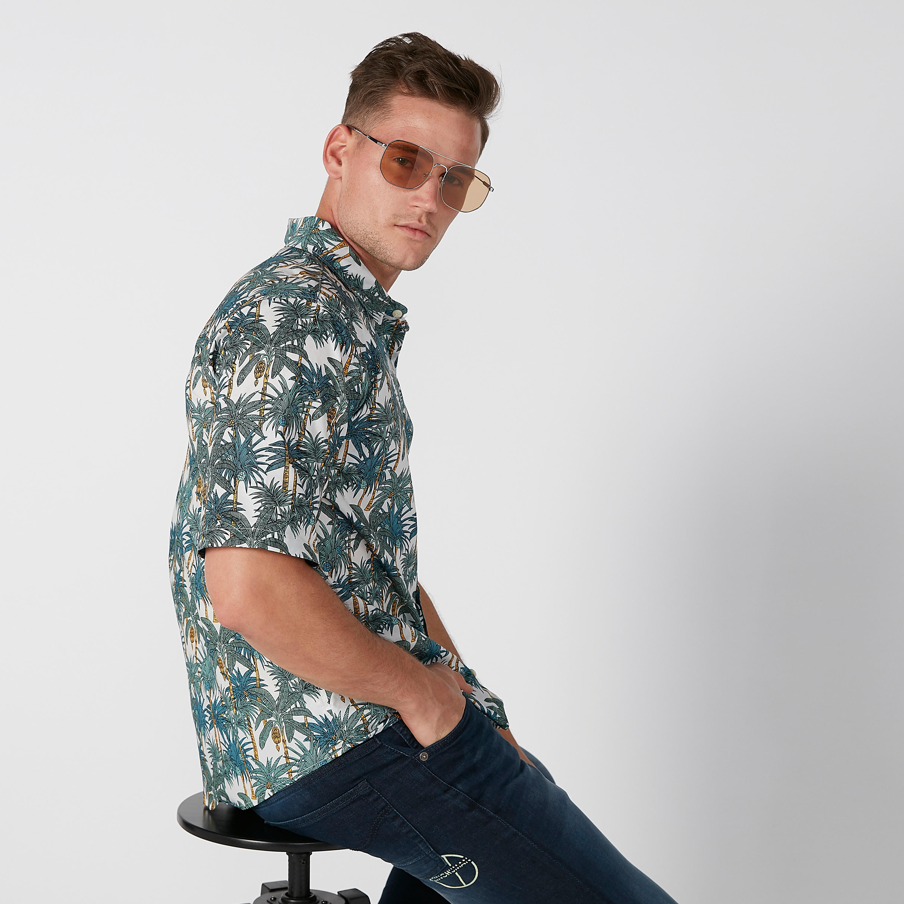 قميص بأكمام قصيرة وأزرار وطبعات-men-clothing-shirts-image-4