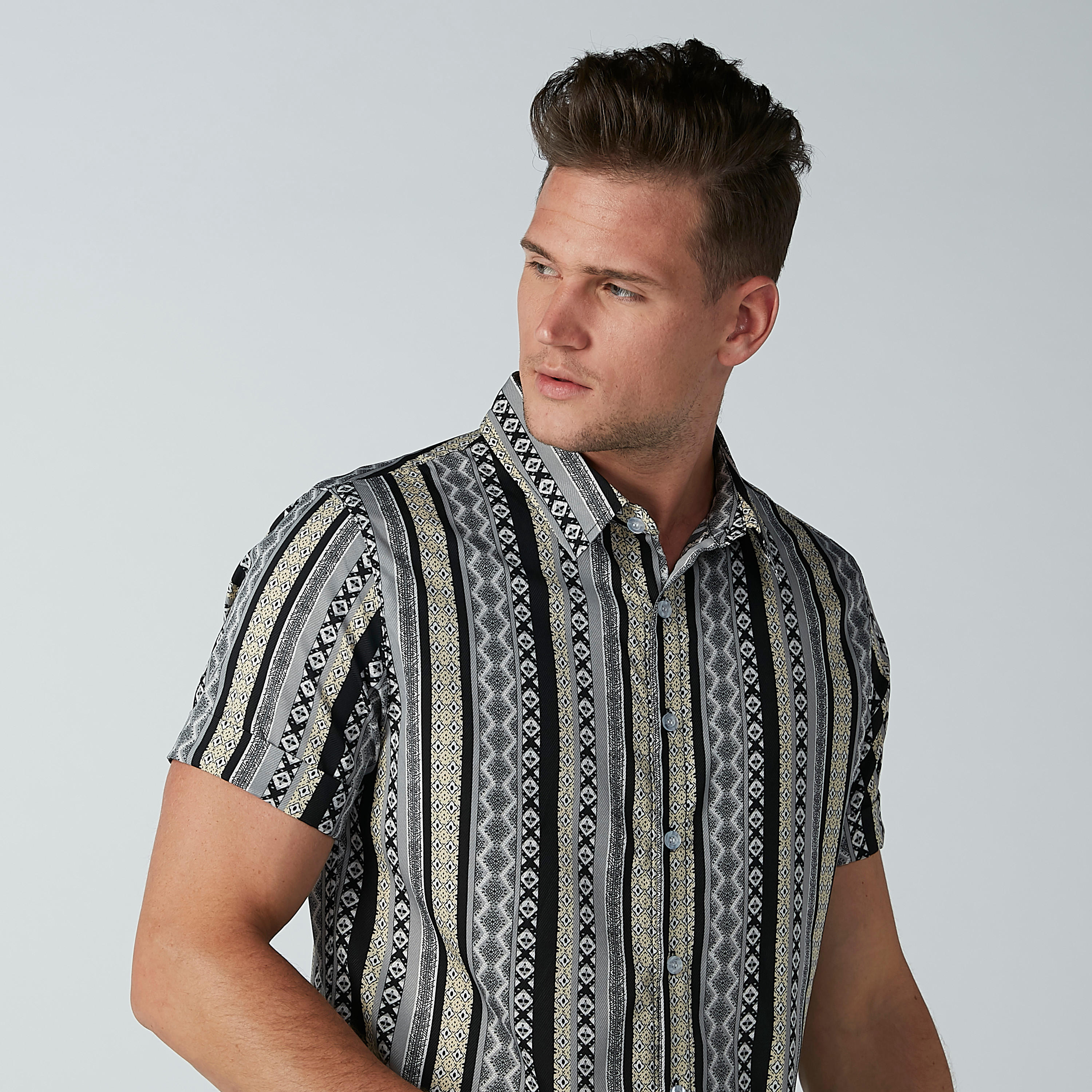 قميص بأكمام قصيرة وياقة واسعة وطبعات-men-clothing-shirts-image-1