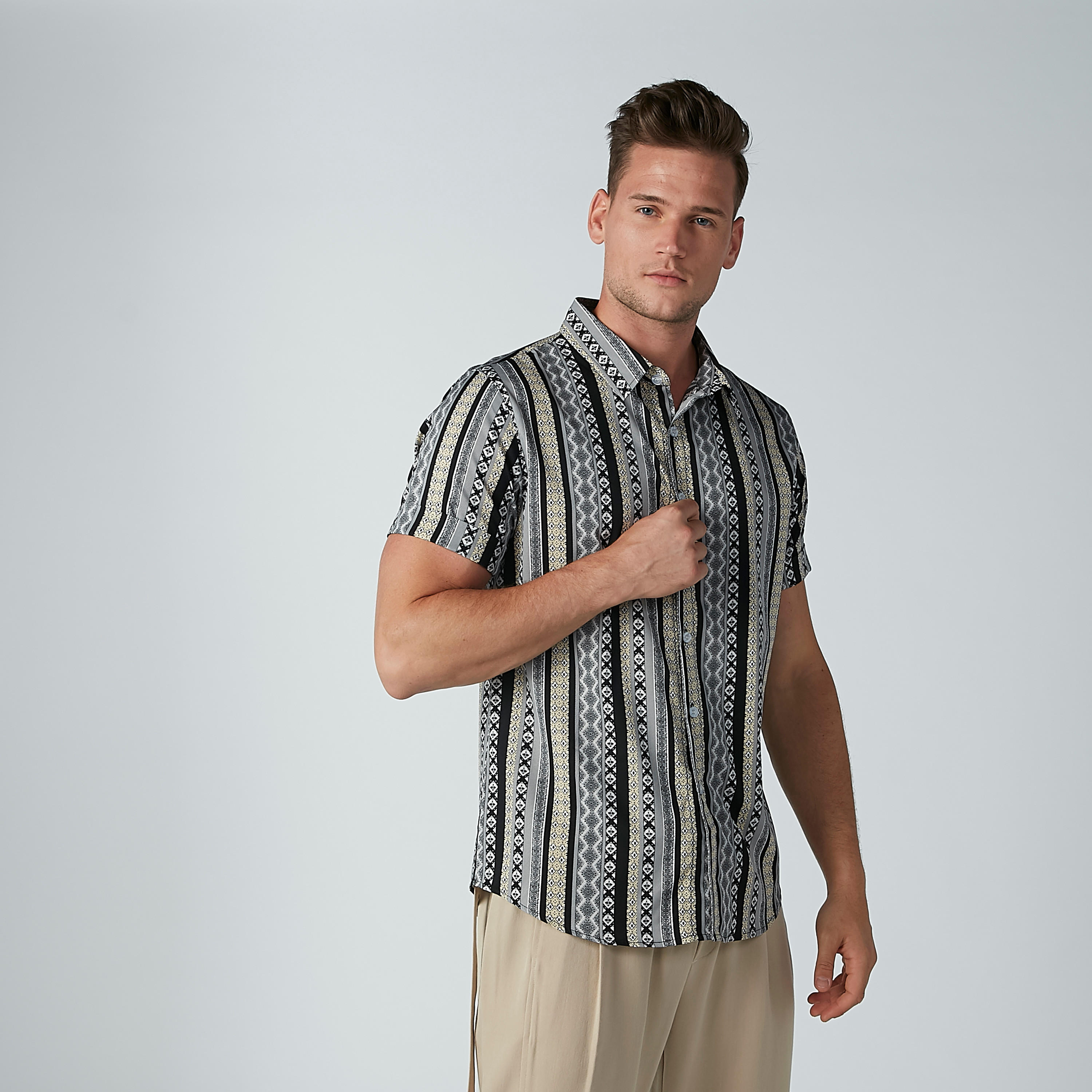 قميص بأكمام قصيرة وياقة واسعة وطبعات-men-clothing-shirts-image-2