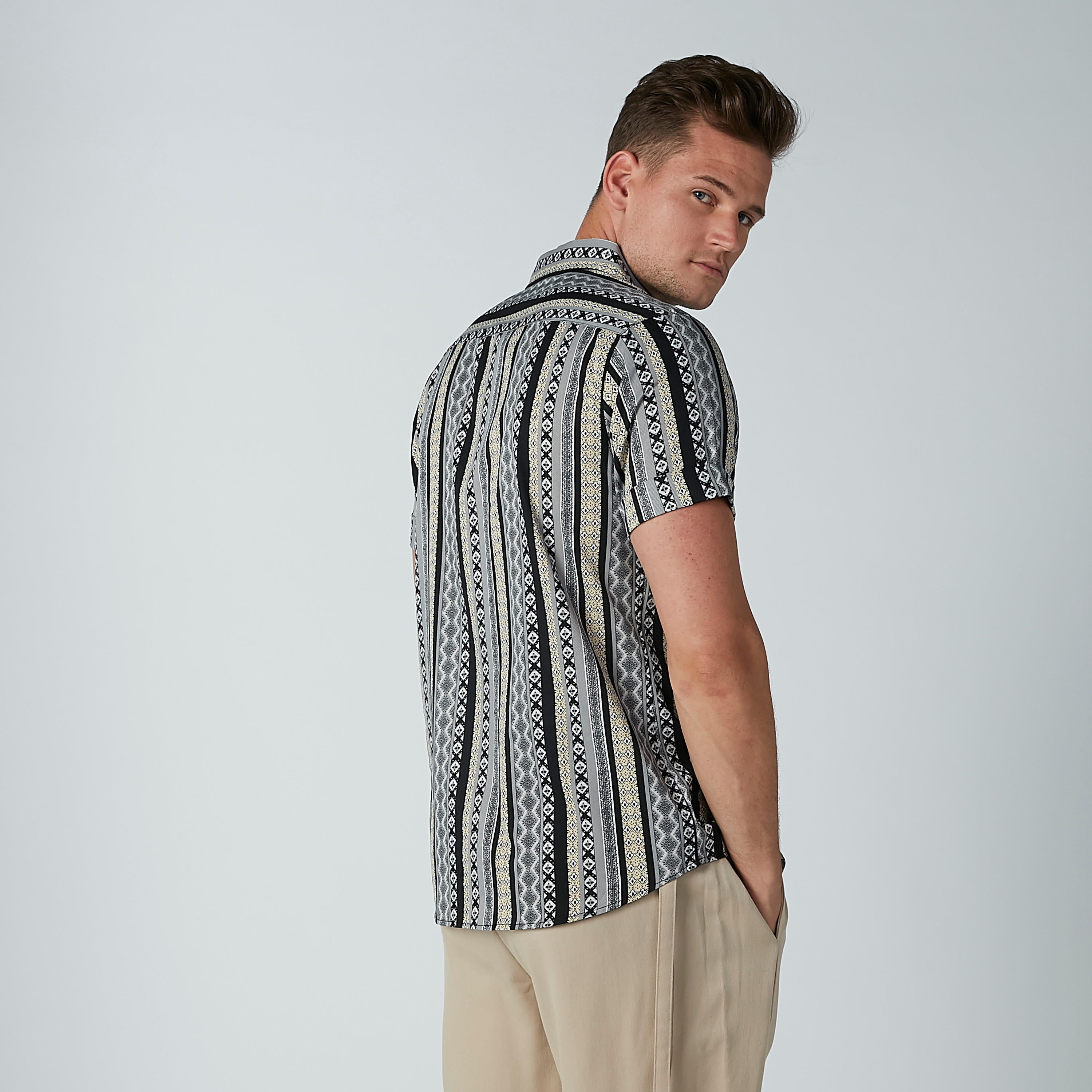 قميص بأكمام قصيرة وياقة واسعة وطبعات-men-clothing-shirts-image-3