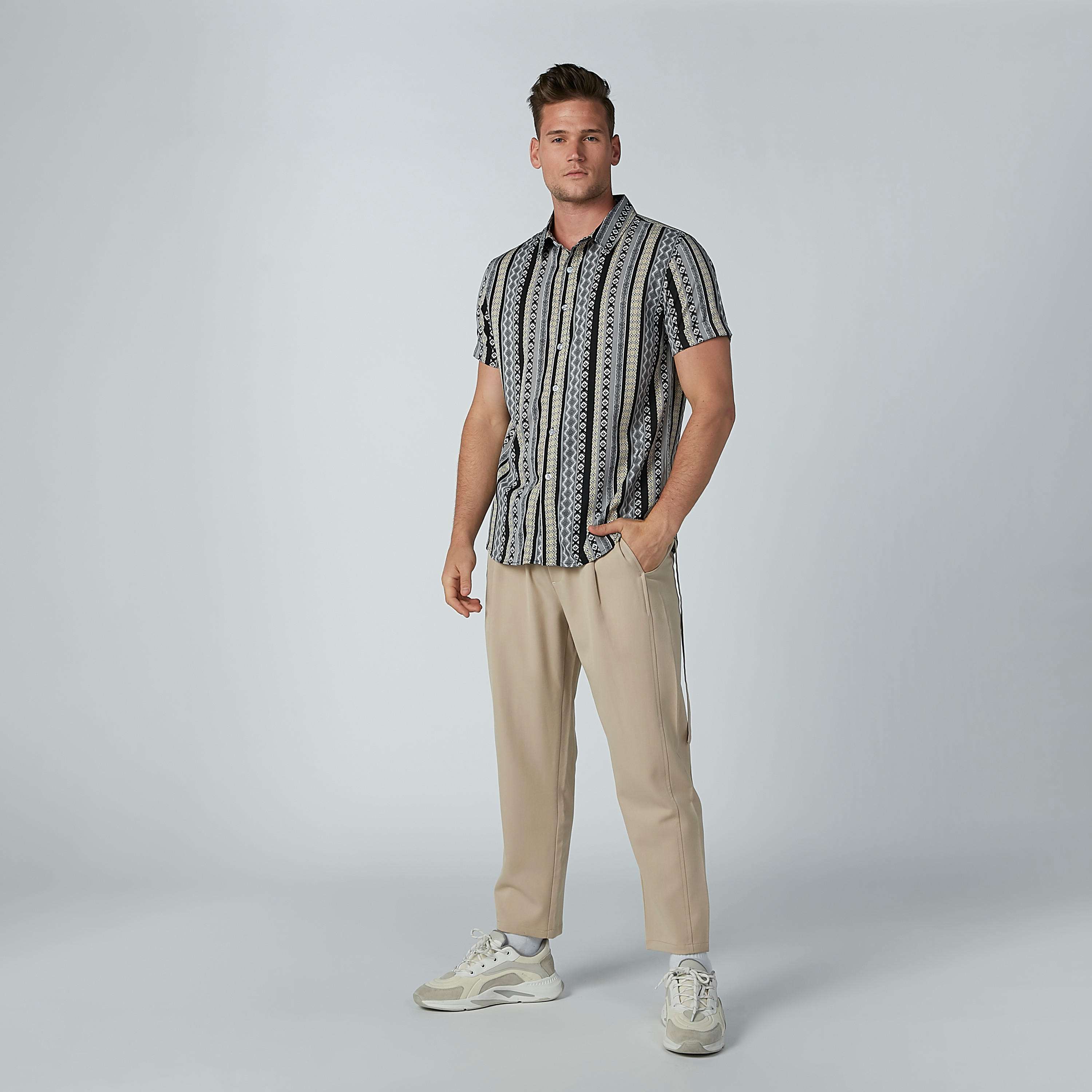 قميص بأكمام قصيرة وياقة واسعة وطبعات-men-clothing-shirts-image-4