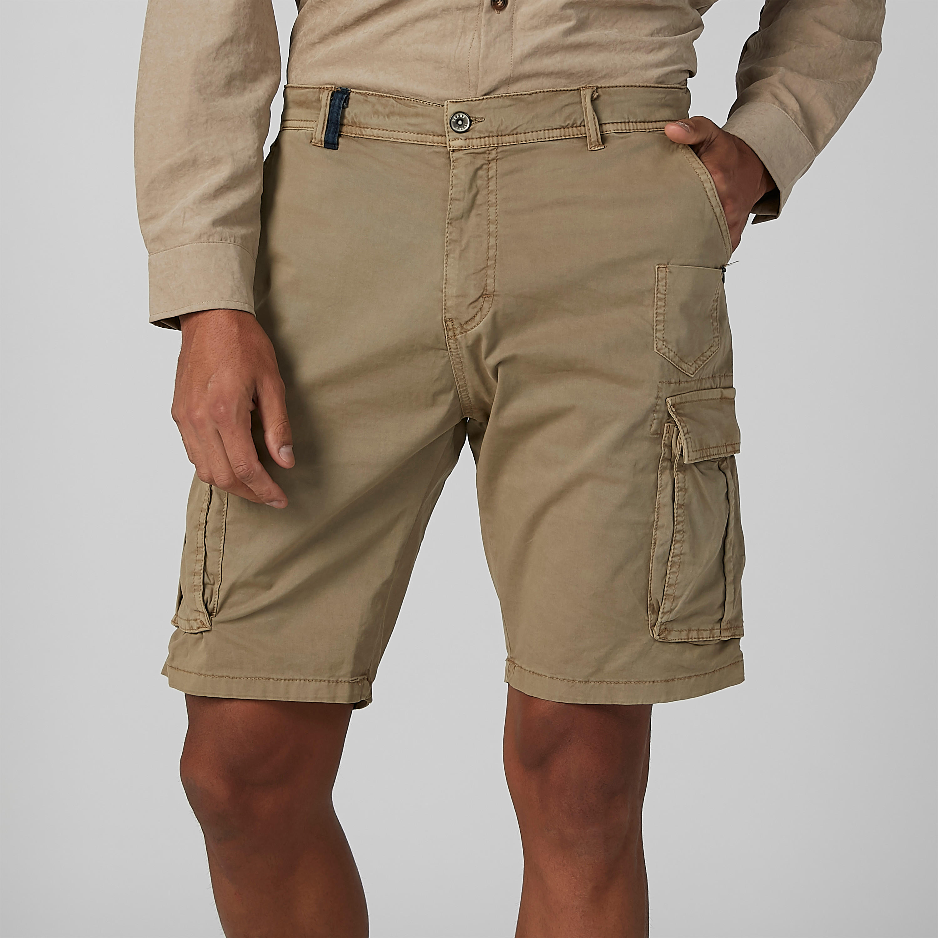 شورت سادة بخصر متوسط الارتفاع وجيوب وحلقات للحزام-men-clothing-bottoms-shorts-image-2