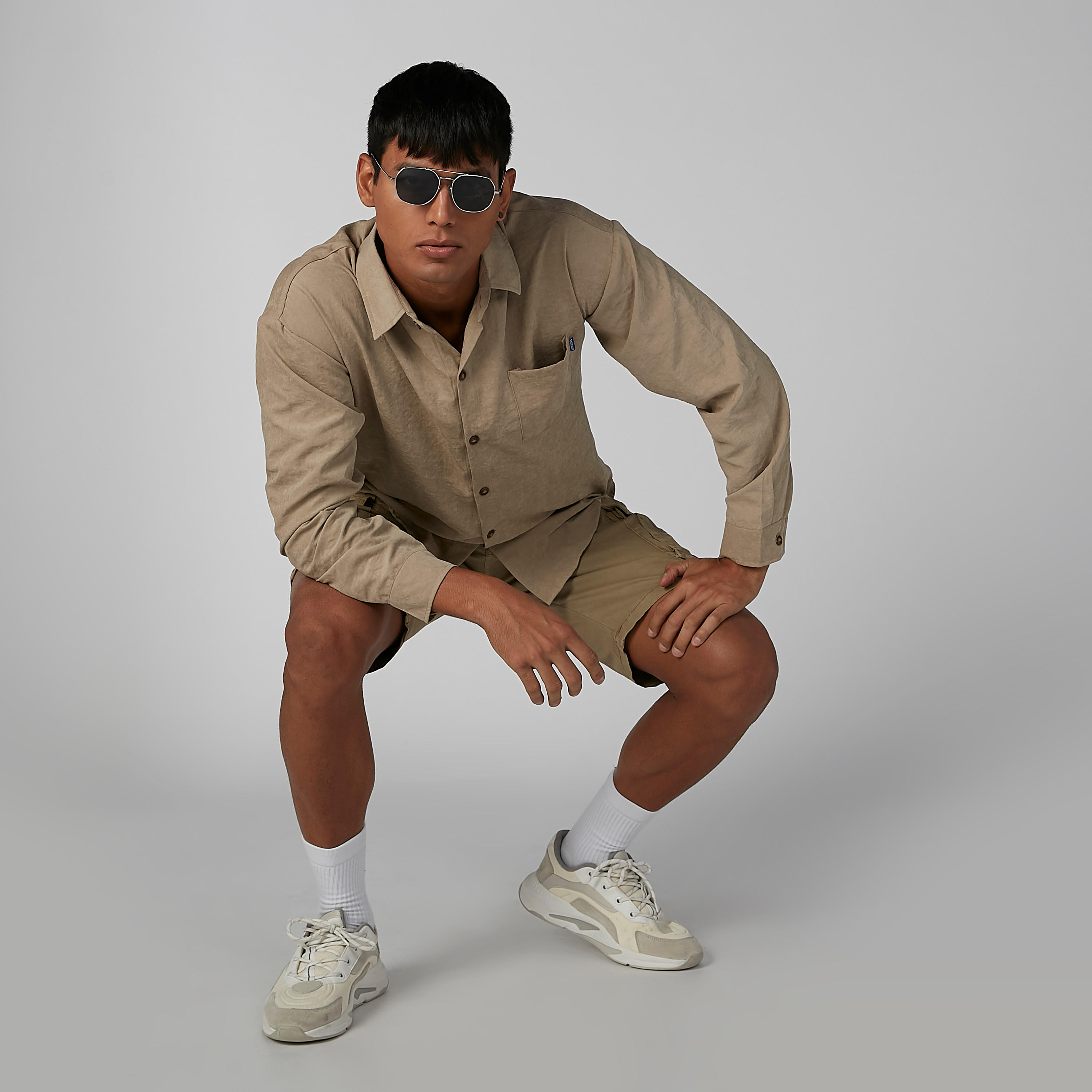 شورت سادة بخصر متوسط الارتفاع وجيوب وحلقات للحزام-men-clothing-bottoms-shorts-image-3