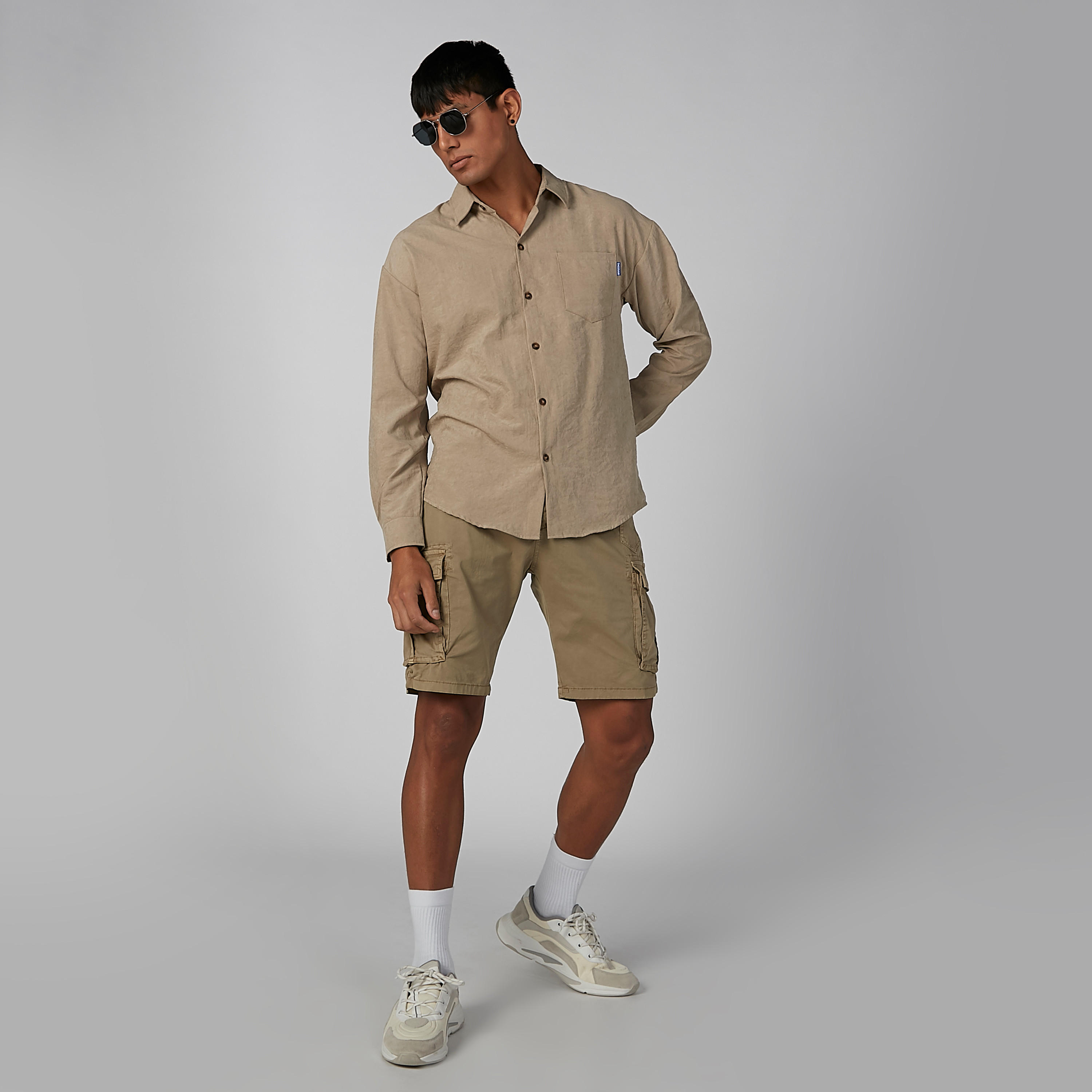 شورت سادة بخصر متوسط الارتفاع وجيوب وحلقات للحزام-men-clothing-bottoms-shorts-image-4