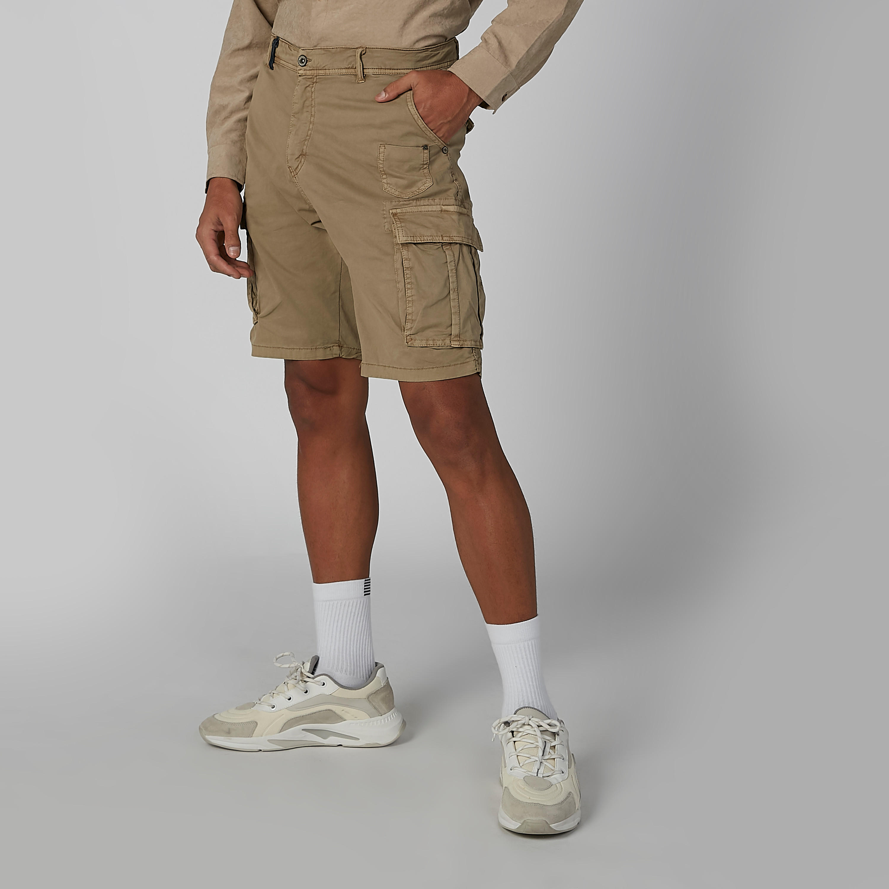 شورت سادة بخصر متوسط الارتفاع وجيوب وحلقات للحزام-men-clothing-bottoms-shorts-image-5