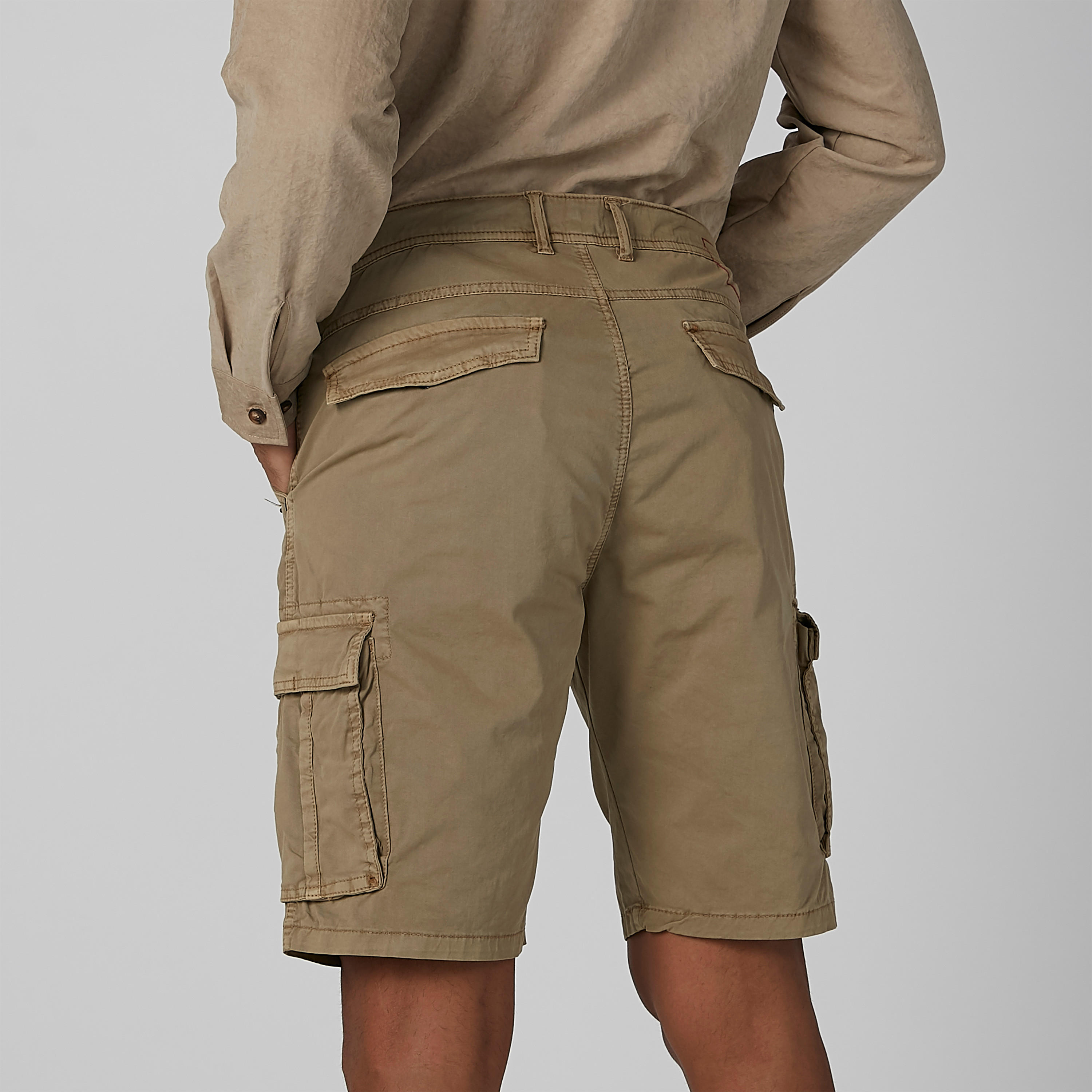 شورت سادة بخصر متوسط الارتفاع وجيوب وحلقات للحزام-men-clothing-bottoms-shorts-image-6