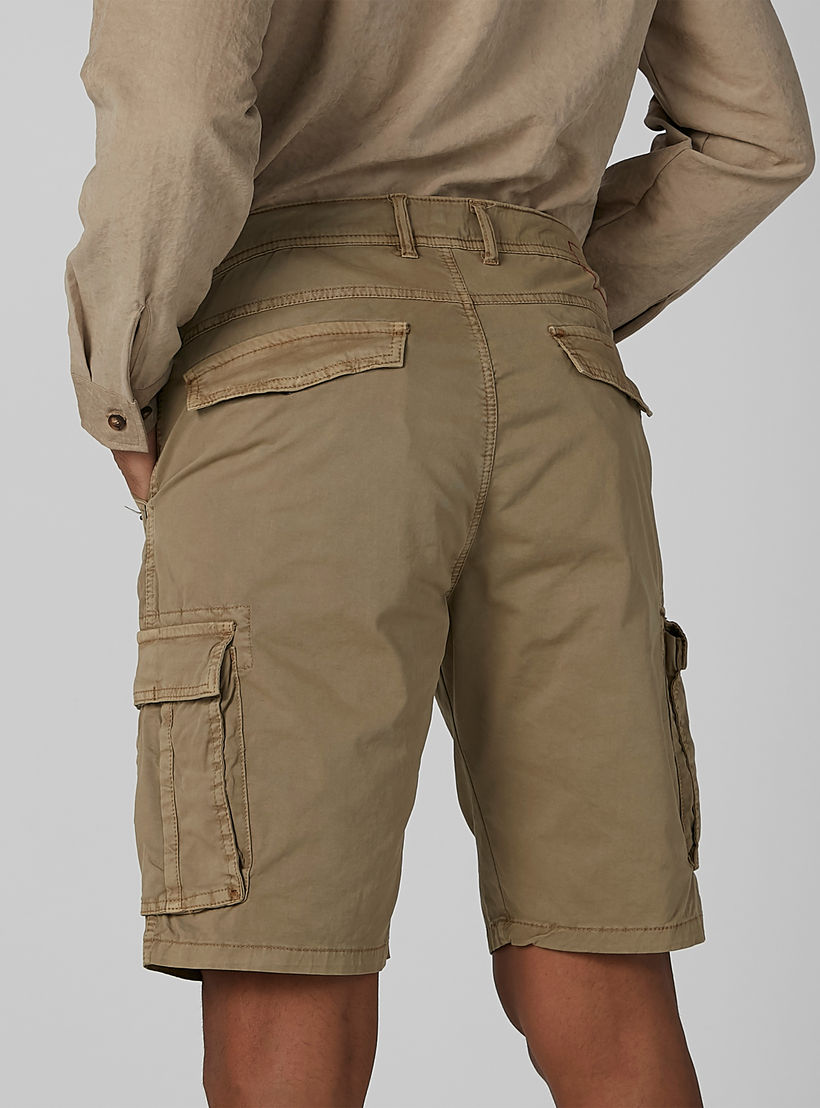 شورت سادة بخصر متوسط الارتفاع وجيوب وحلقات للحزام-men-clothing-bottoms-shorts-image-6