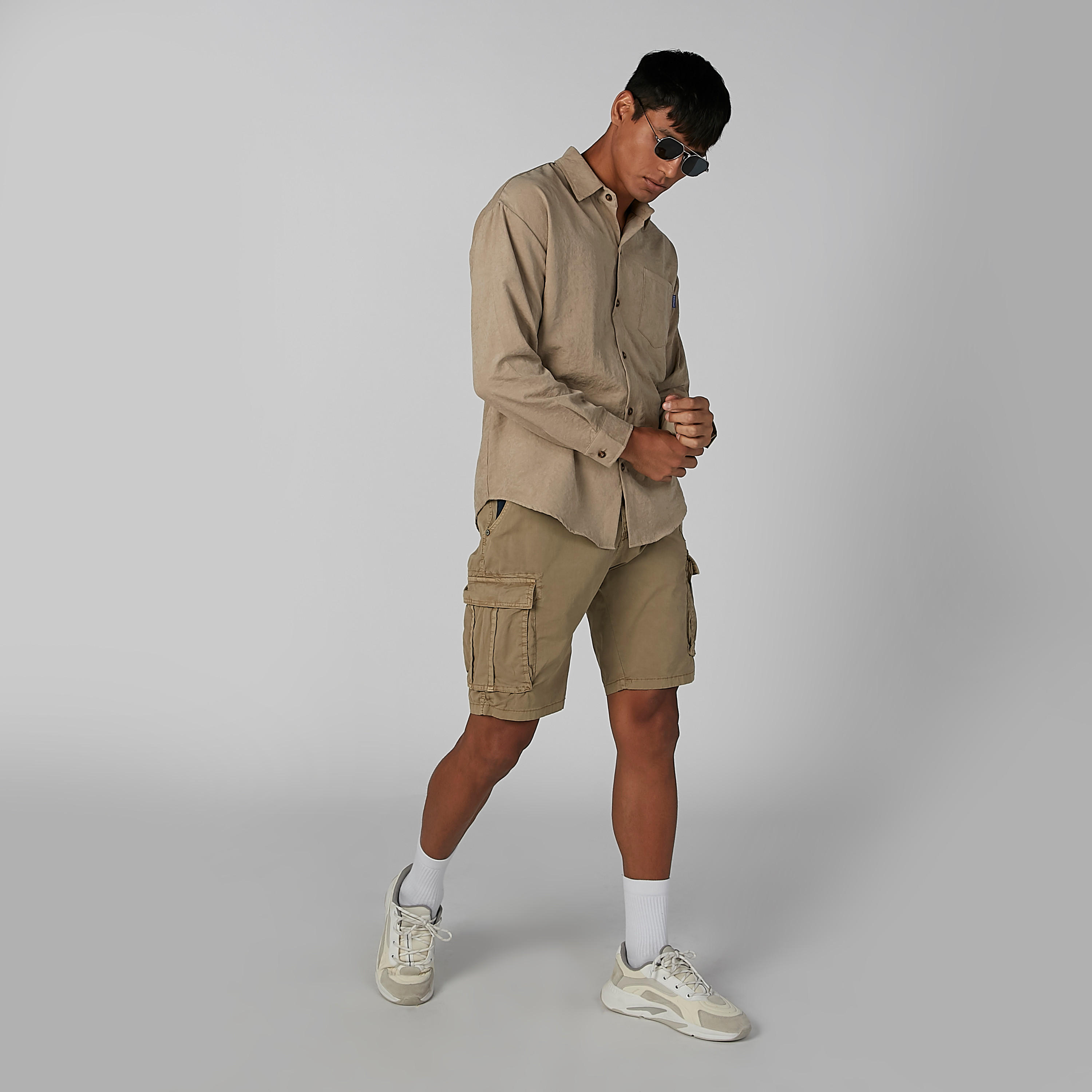 شورت سادة بخصر متوسط الارتفاع وجيوب وحلقات للحزام-men-clothing-bottoms-shorts-image-1
