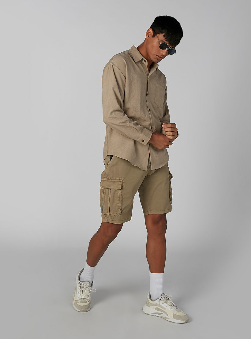 شورت سادة بخصر متوسط الارتفاع وجيوب وحلقات للحزام-men-clothing-bottoms-shorts-image-1