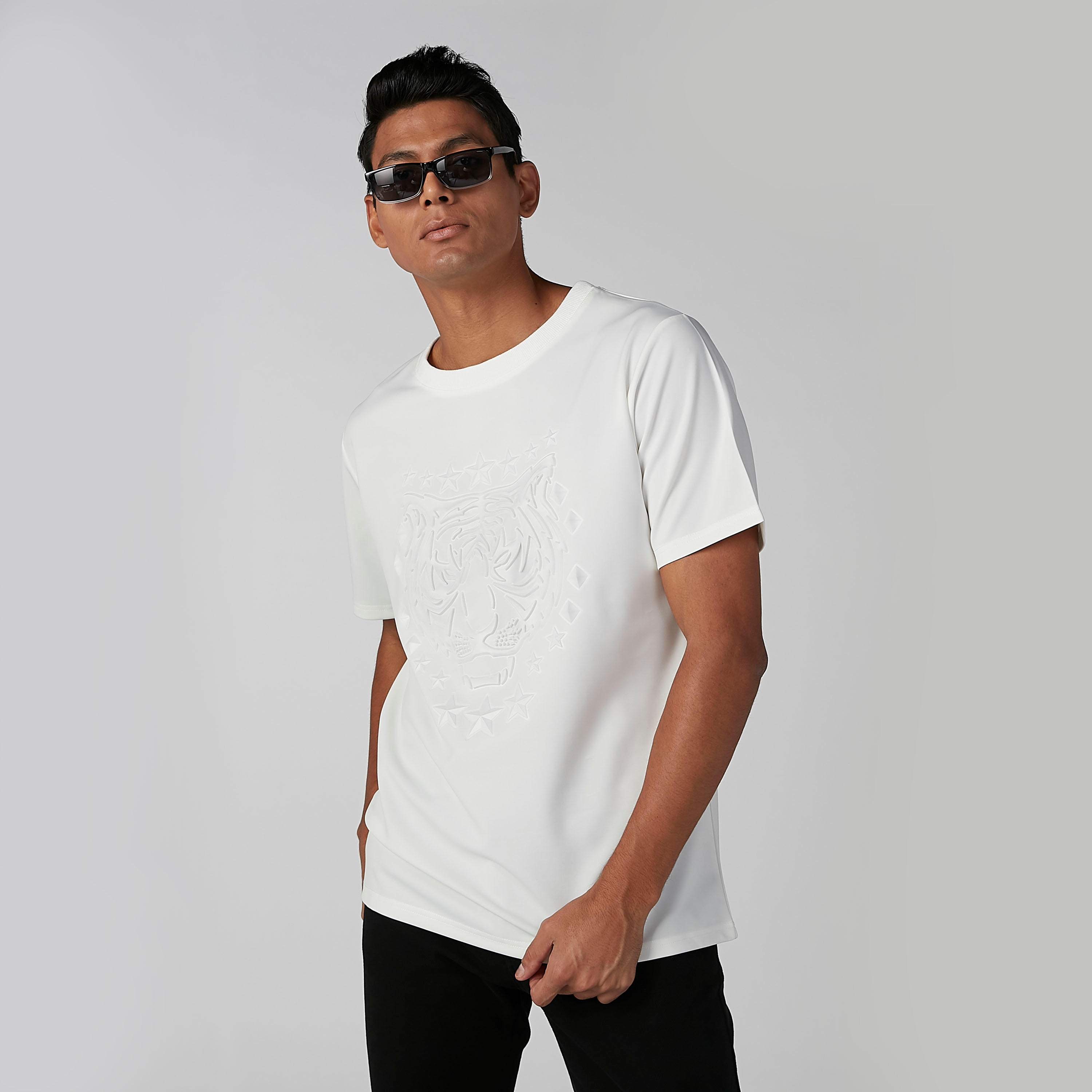 تيشيرت منقوش بياقة مستديرة وأكمام قصيرة-men-clothing-tshirtsandpolos-tshirts-image-1