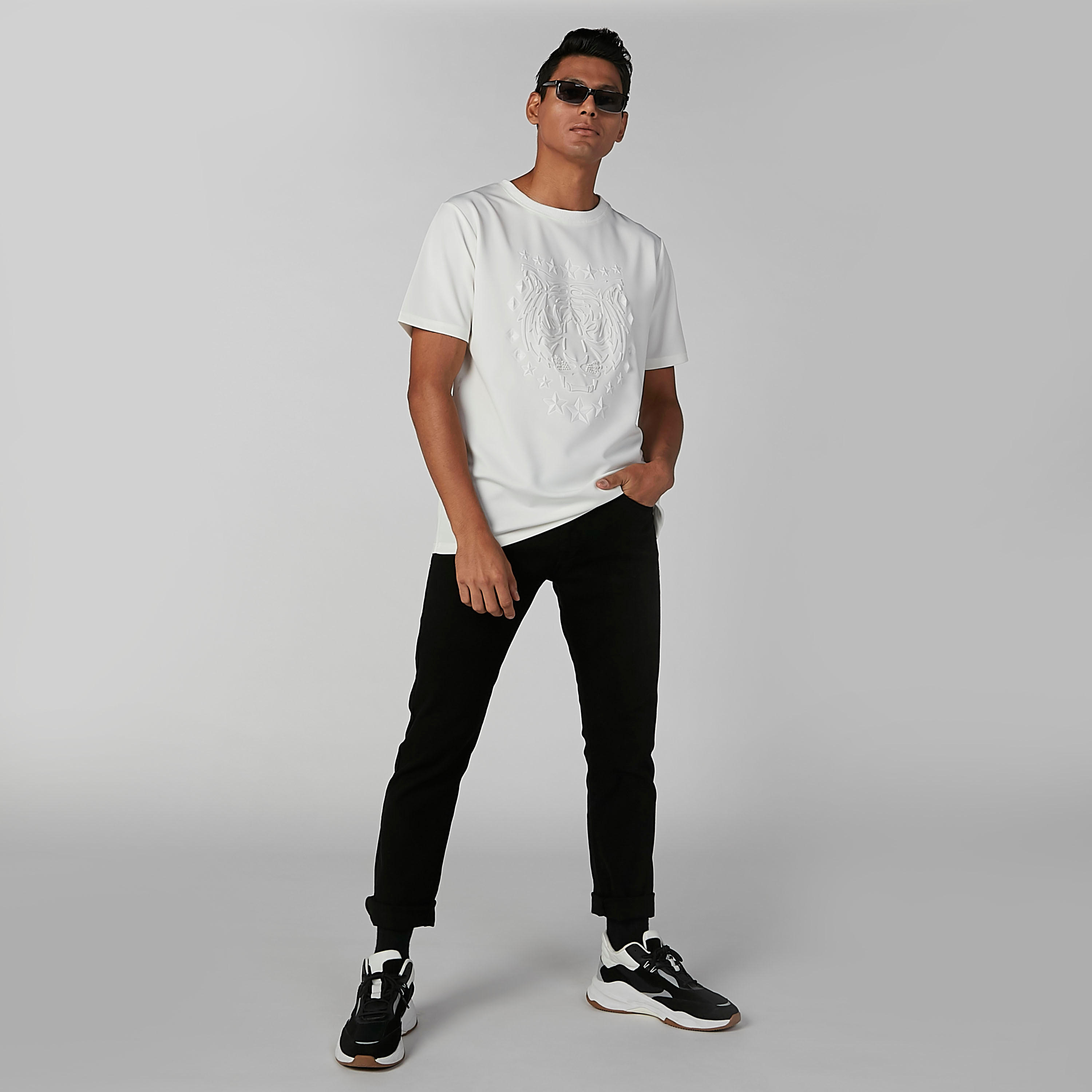 تيشيرت منقوش بياقة مستديرة وأكمام قصيرة-men-clothing-tshirtsandpolos-tshirts-image-2