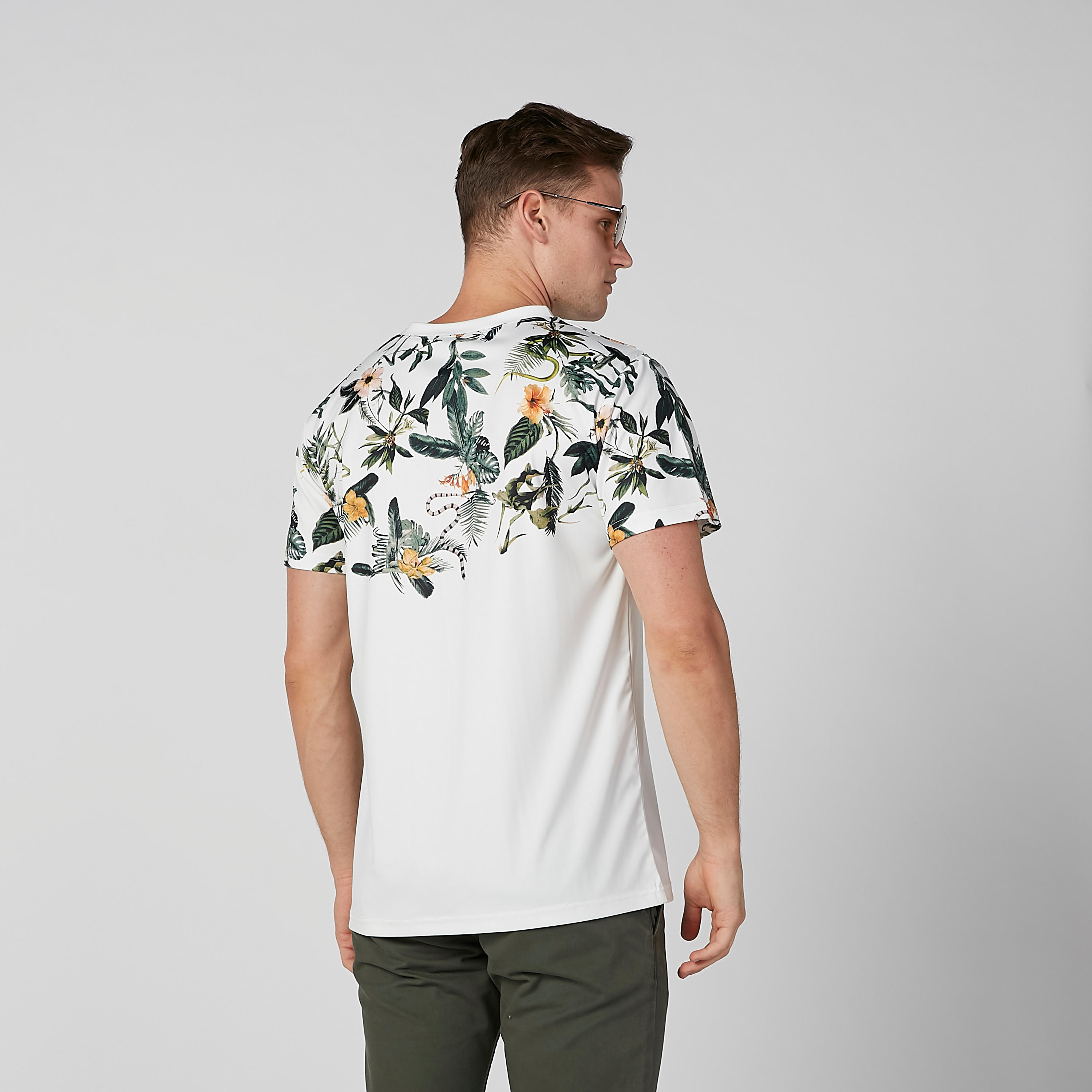 تيشيرت بياقة مستديرة وأكمام قصيرة وطبعات-men-clothing-tshirtsandpolos-tshirts-image-4