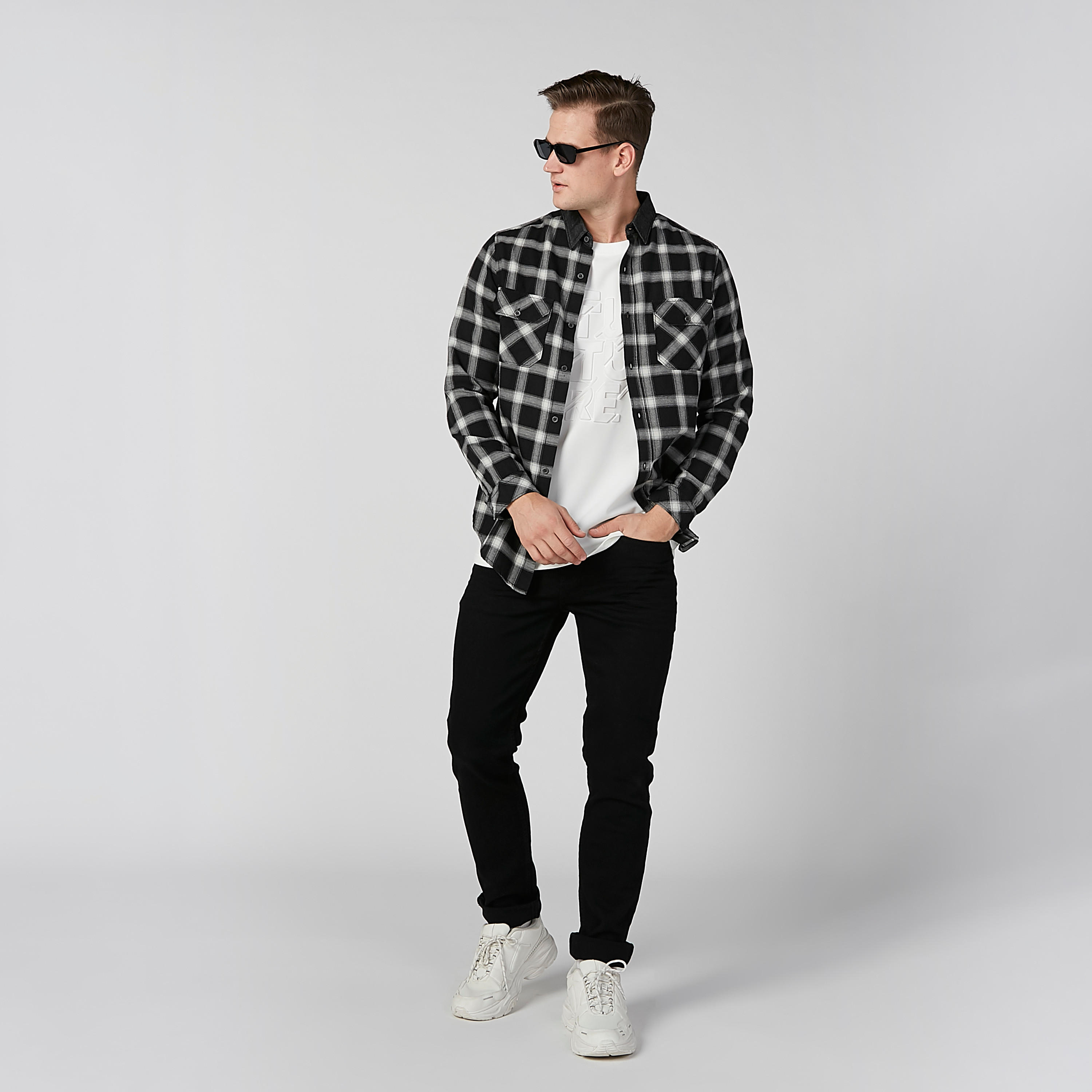 تيشيرت منقوش بياقة مستديرة وأكمام قصيرة-men-clothing-tshirtsandpolos-tshirts-image-2