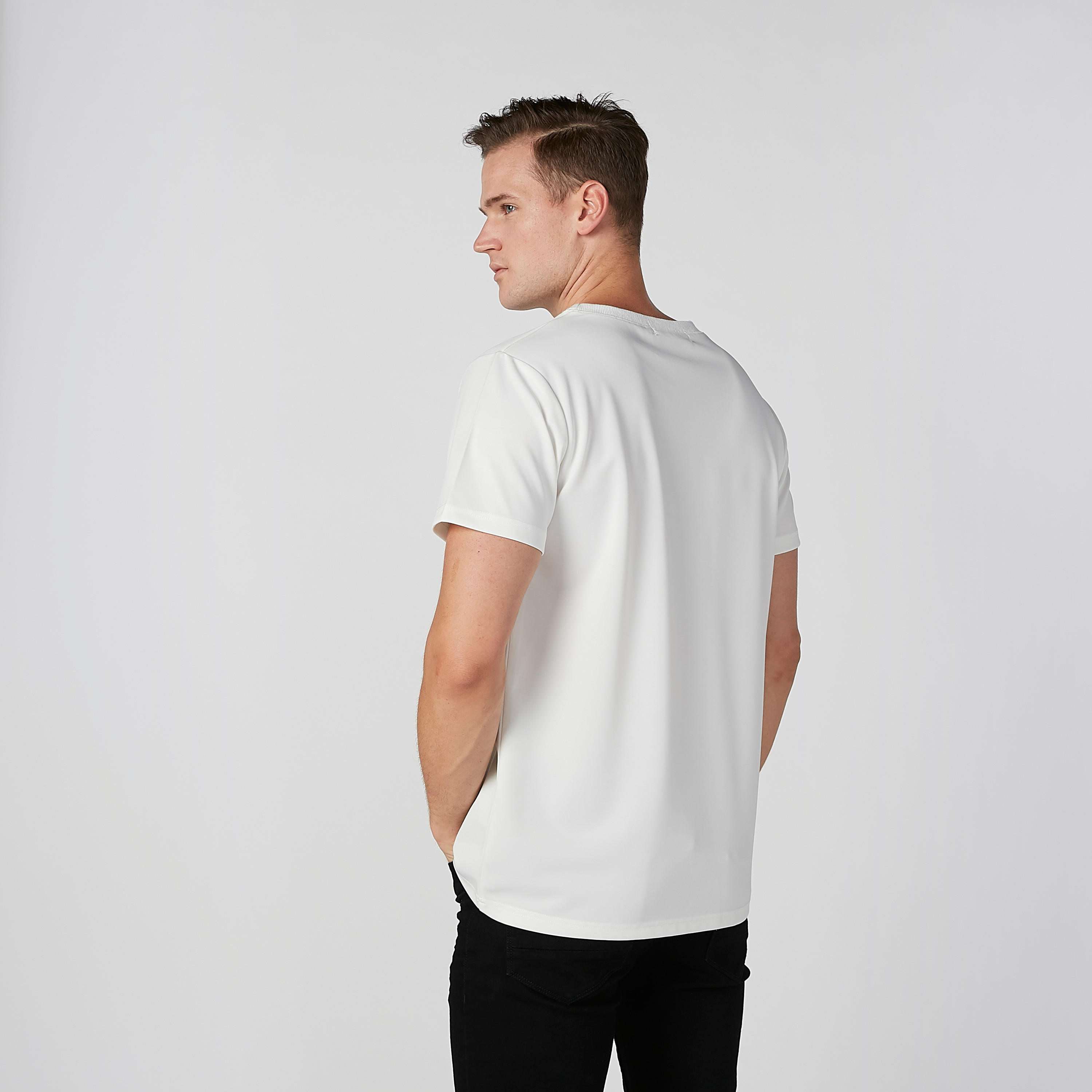 تيشيرت منقوش بياقة مستديرة وأكمام قصيرة-men-clothing-tshirtsandpolos-tshirts-image-4