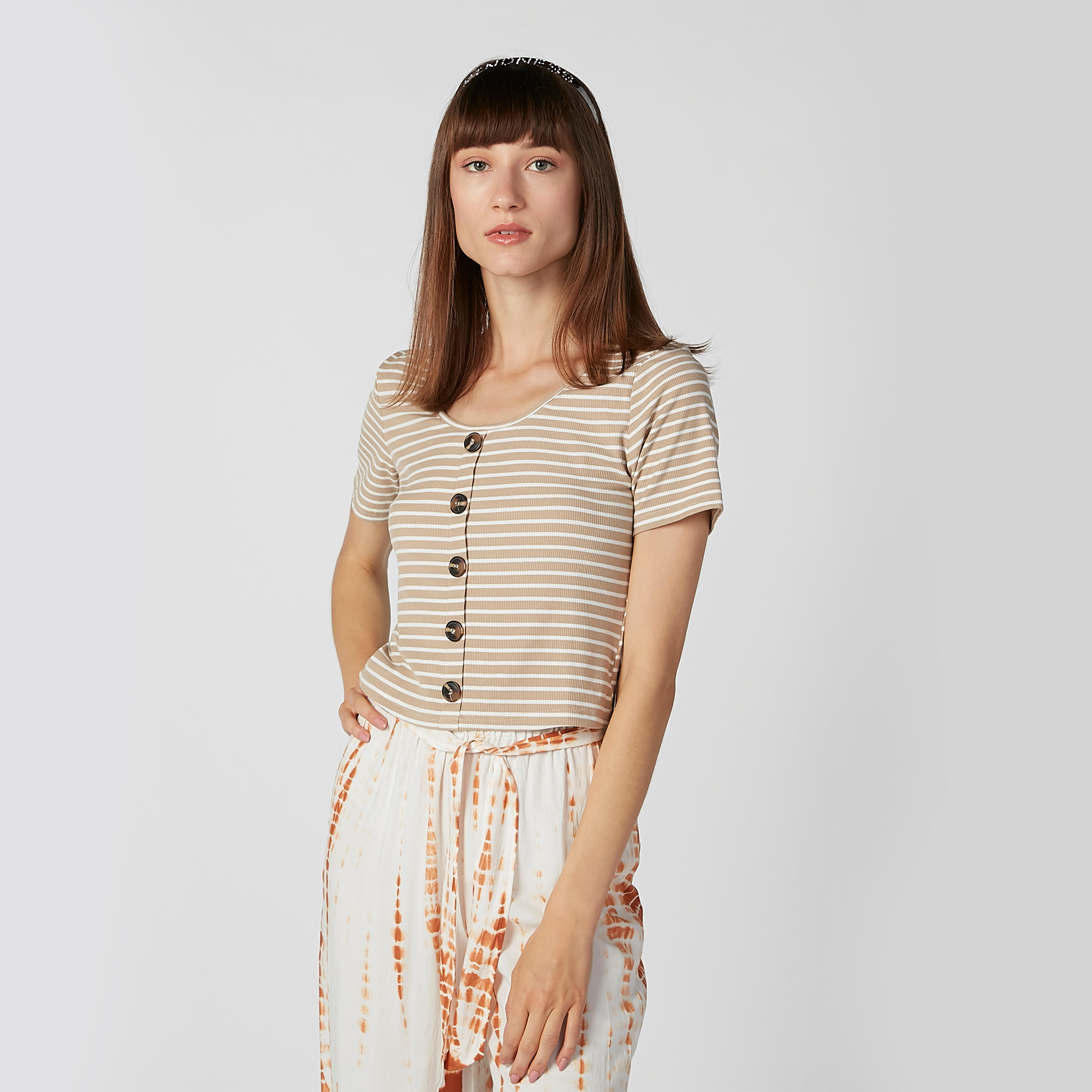 تيشيرت سليم مقلّم بياقة عميقة وأكمام قصيرة-women-clothing-tshirts-image-1