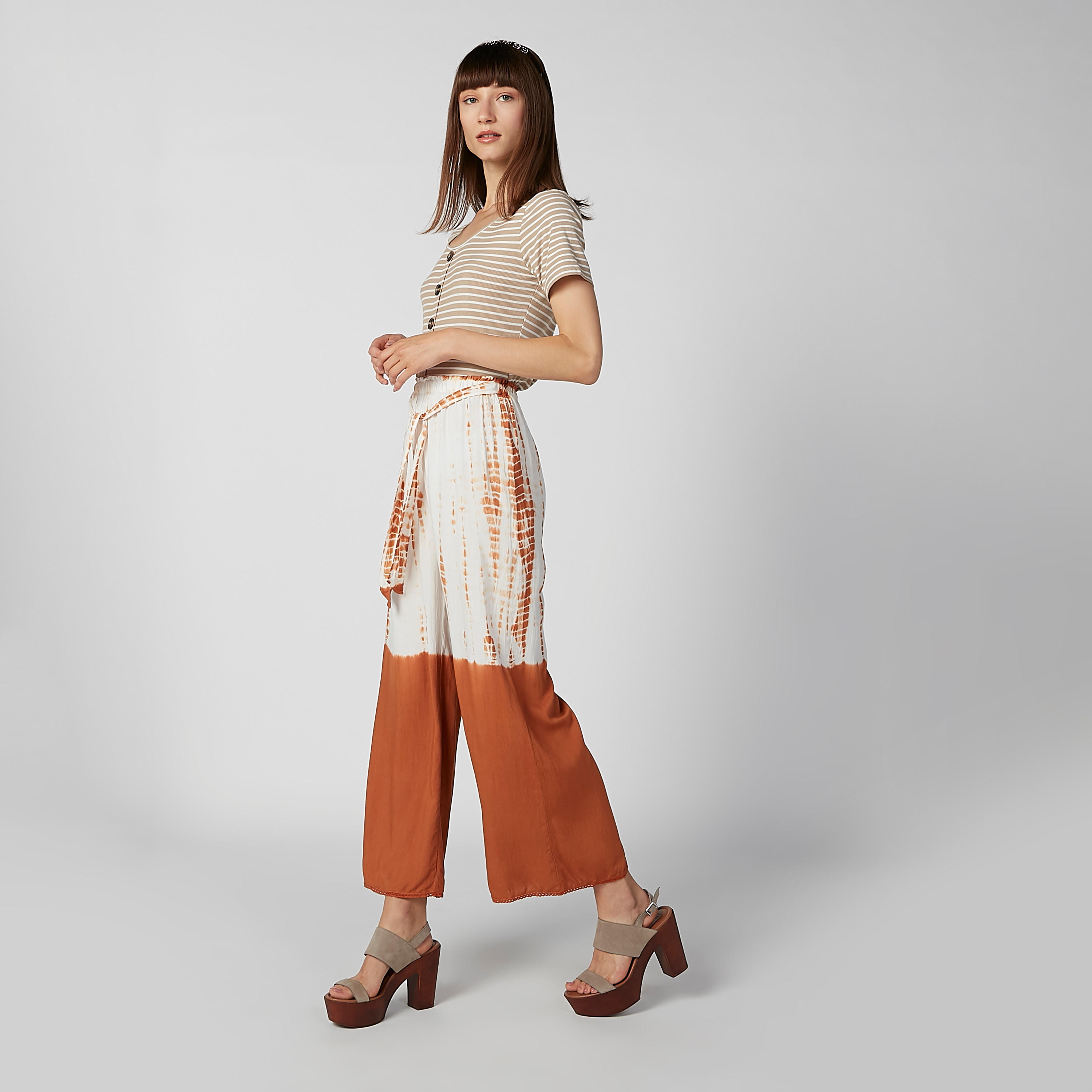 تيشيرت سليم مقلّم بياقة عميقة وأكمام قصيرة-women-clothing-tshirts-image-2