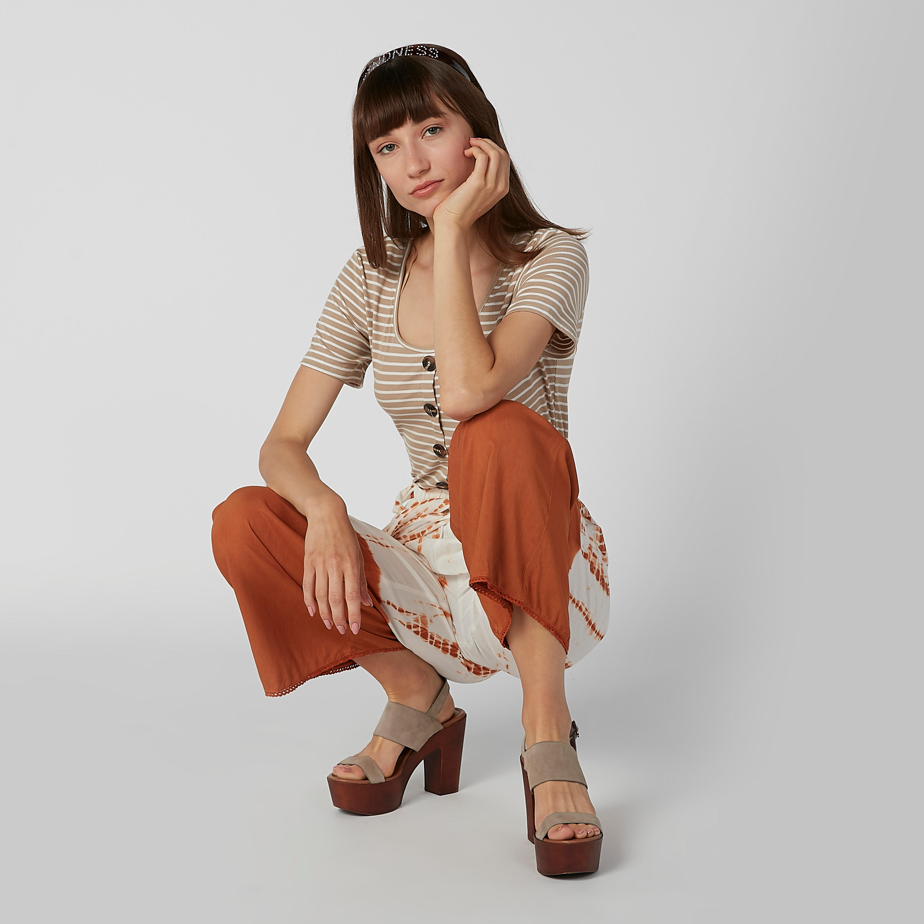 تيشيرت سليم مقلّم بياقة عميقة وأكمام قصيرة-women-clothing-tshirts-image-3