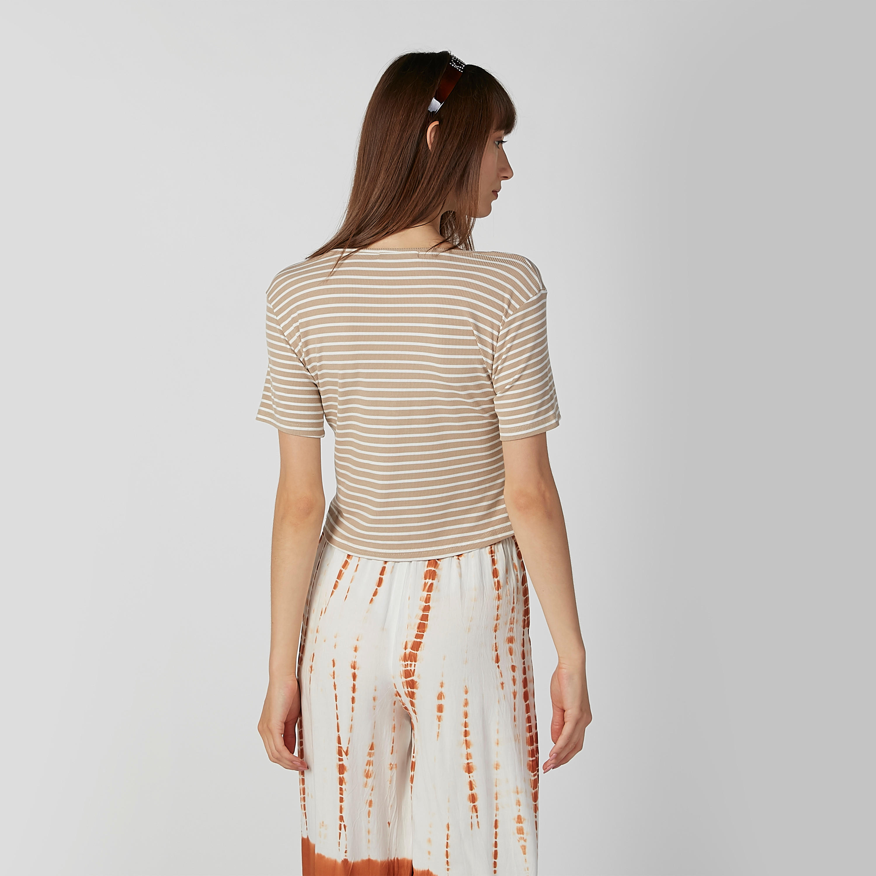 تيشيرت سليم مقلّم بياقة عميقة وأكمام قصيرة-women-clothing-tshirts-image-4