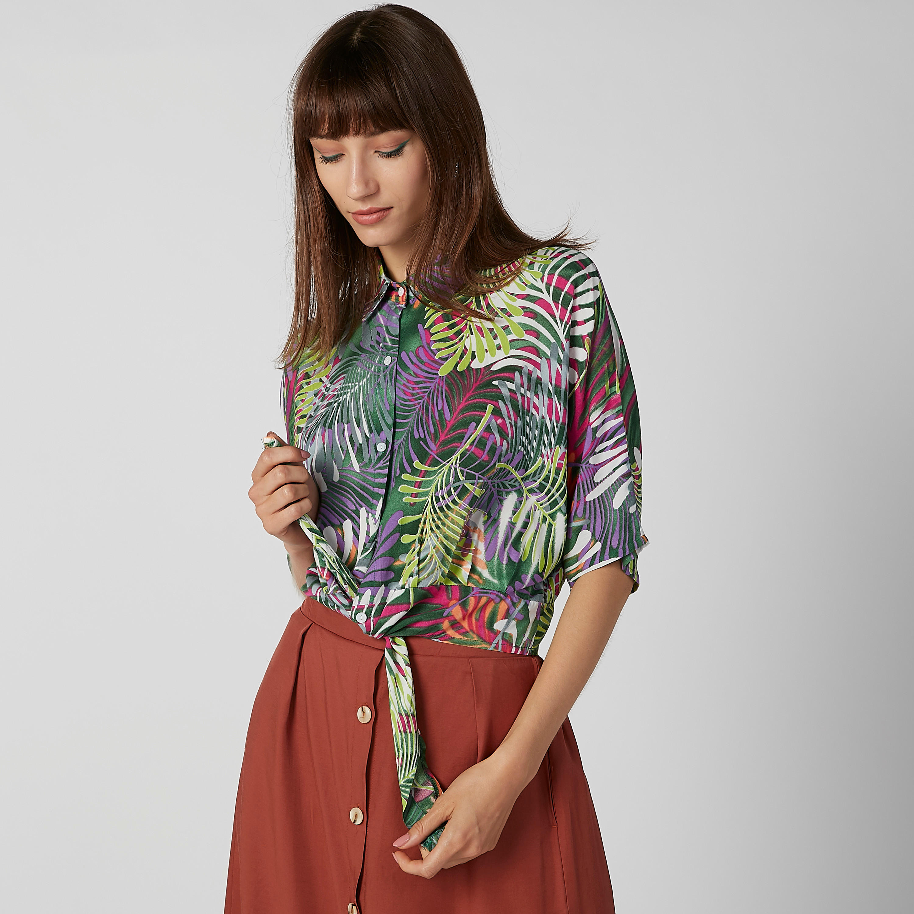قميص قصير بقصّة واسعة وياقة عاديّة وأكمام قصيرة وطبعات-women-clothing-shirtsandblouses-shirts-image-1