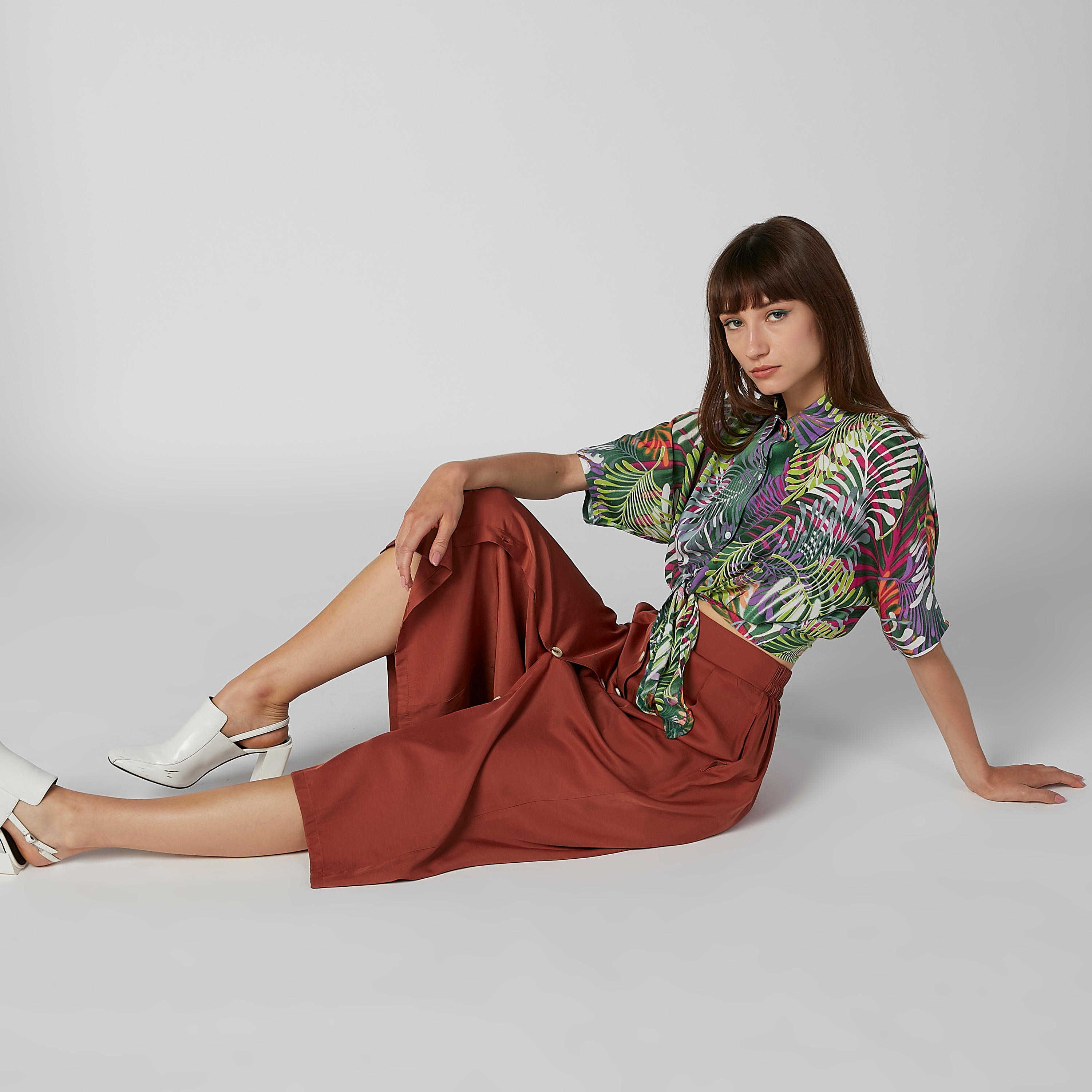 قميص قصير بقصّة واسعة وياقة عاديّة وأكمام قصيرة وطبعات-women-clothing-shirtsandblouses-shirts-image-2