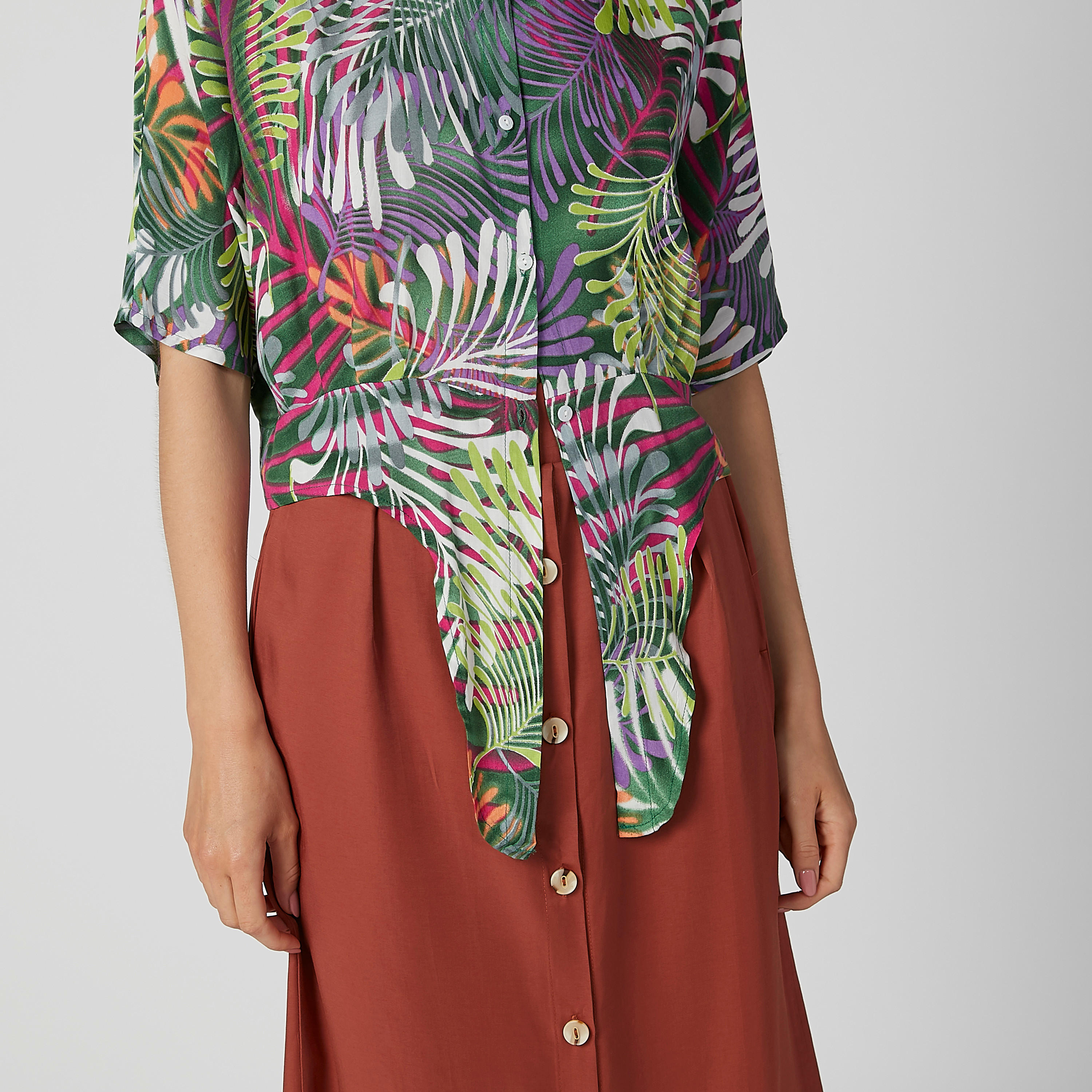 قميص قصير بقصّة واسعة وياقة عاديّة وأكمام قصيرة وطبعات-women-clothing-shirtsandblouses-shirts-image-5