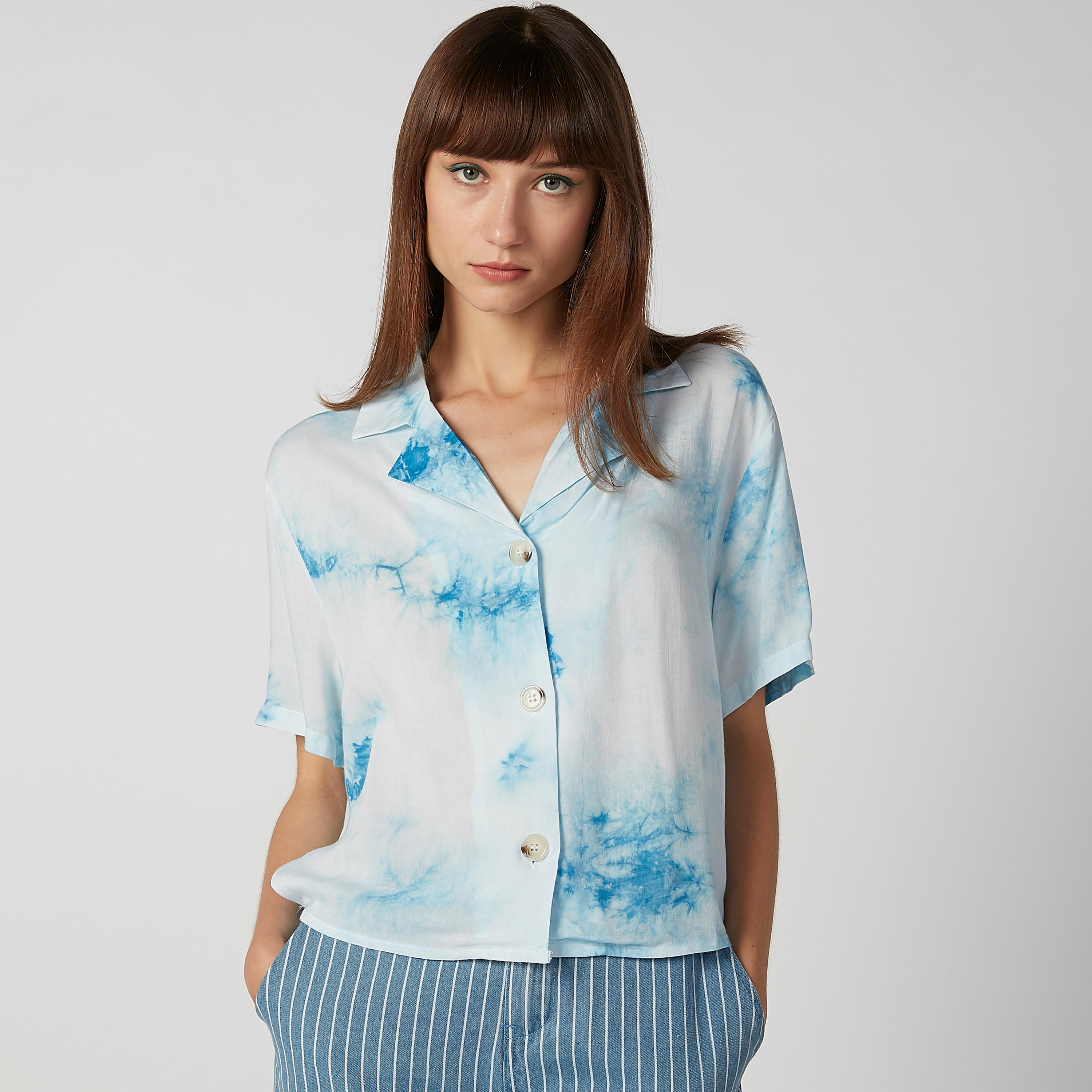 قميص قصير بقصّة واسعة وياقة عاديّة وأكمام قصيرة وطبعات-women-clothing-shirtsandblouses-shirts-image-2