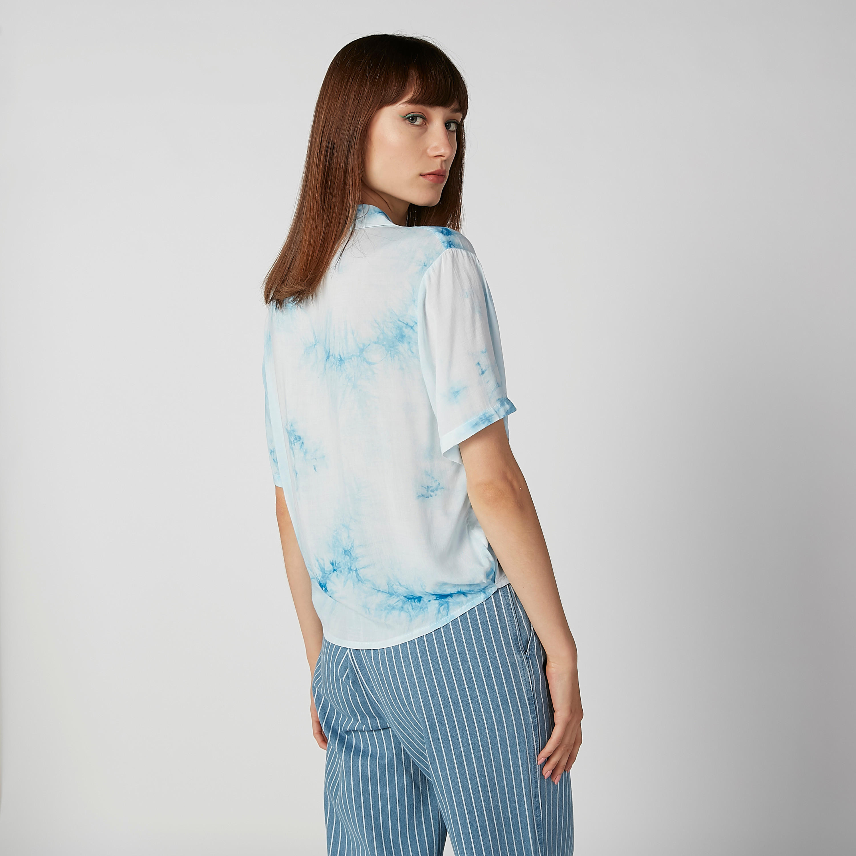قميص قصير بقصّة واسعة وياقة عاديّة وأكمام قصيرة وطبعات-women-clothing-shirtsandblouses-shirts-image-3