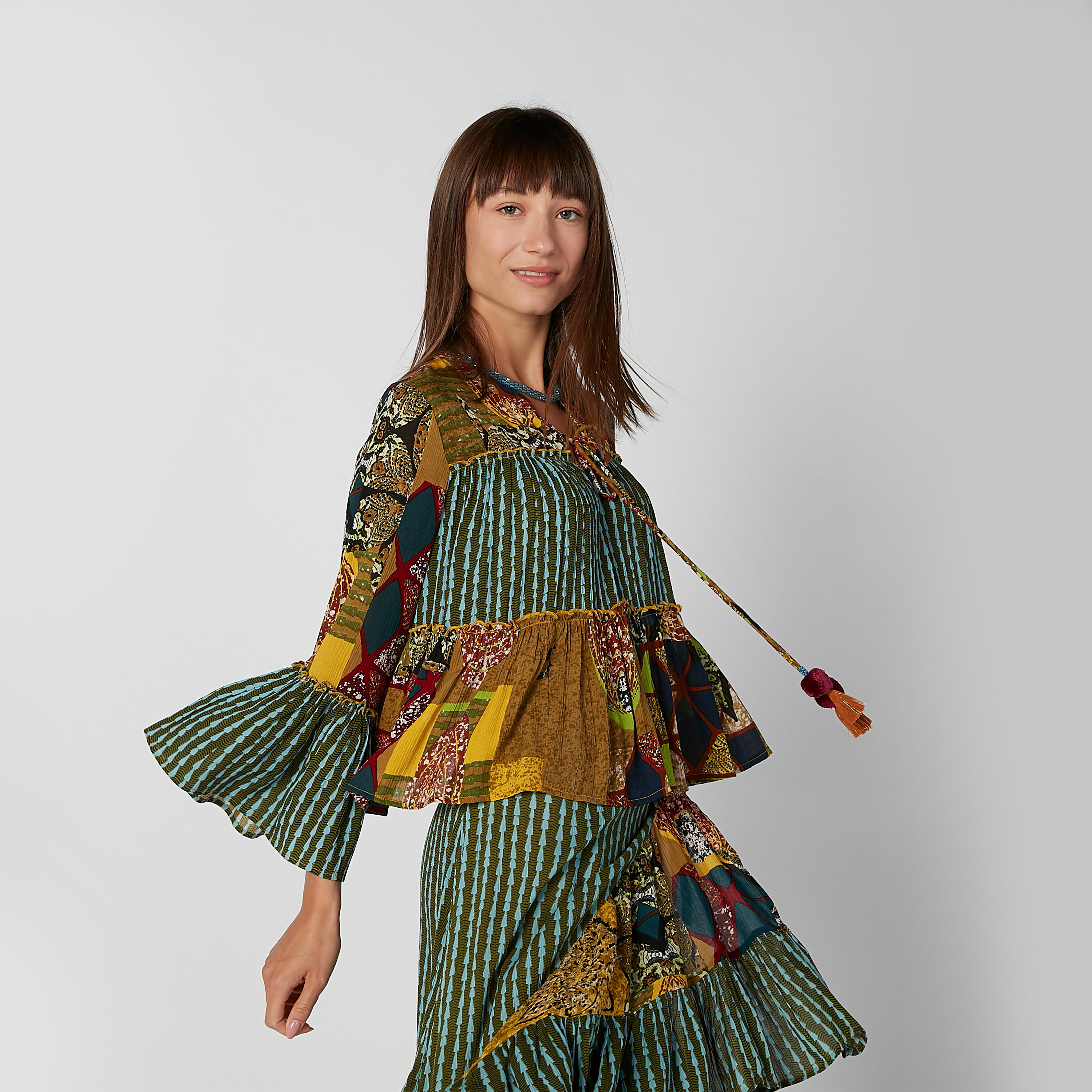 بلوزة بياقة V وأكمام جرس وطبعات-women-clothing-shirtsandblouses-blouses-image-5