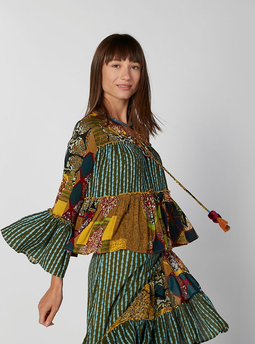 بلوزة بياقة V وأكمام جرس وطبعات-women-clothing-shirtsandblouses-blouses-image-5