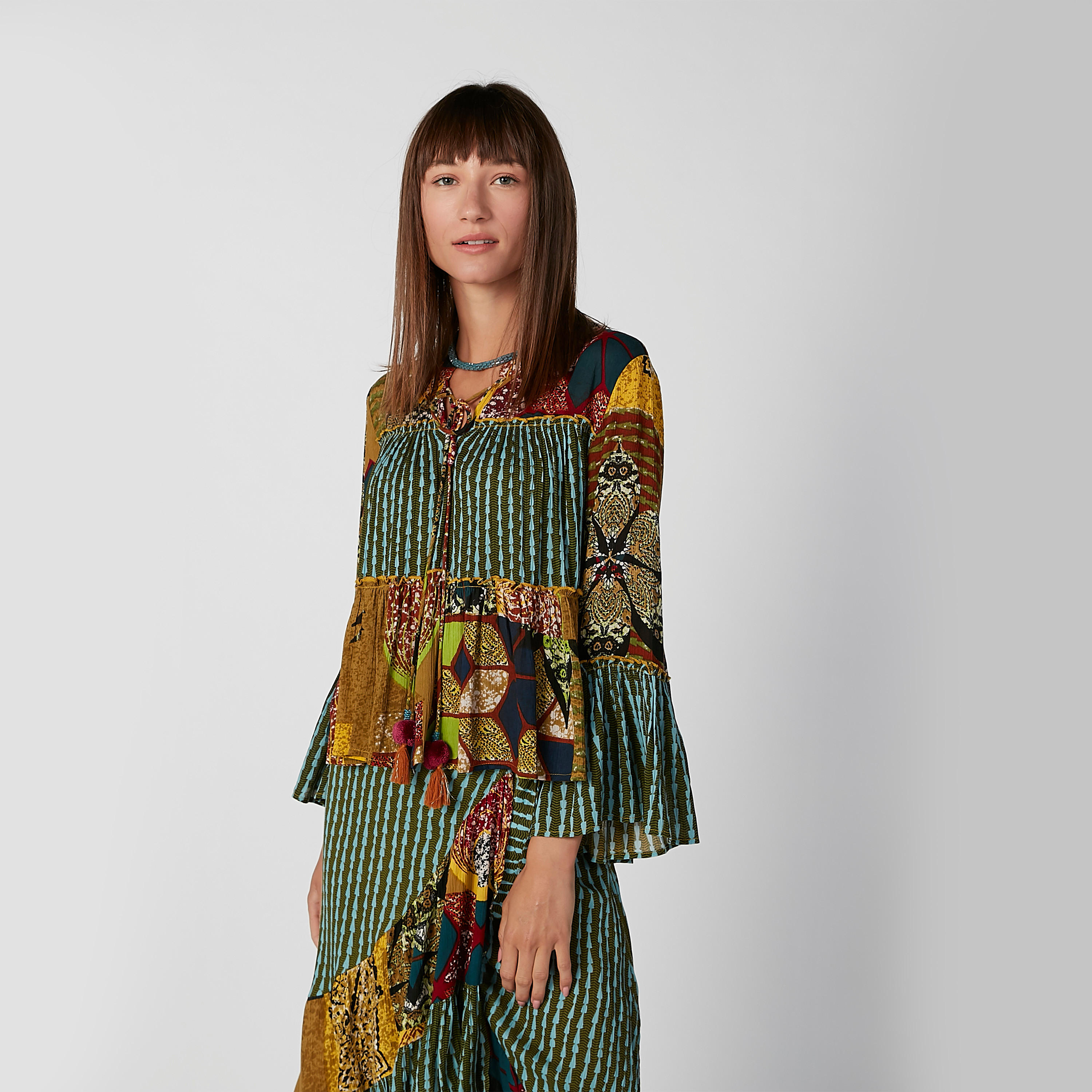 بلوزة بياقة V وأكمام جرس وطبعات-women-clothing-shirtsandblouses-blouses-image-4
