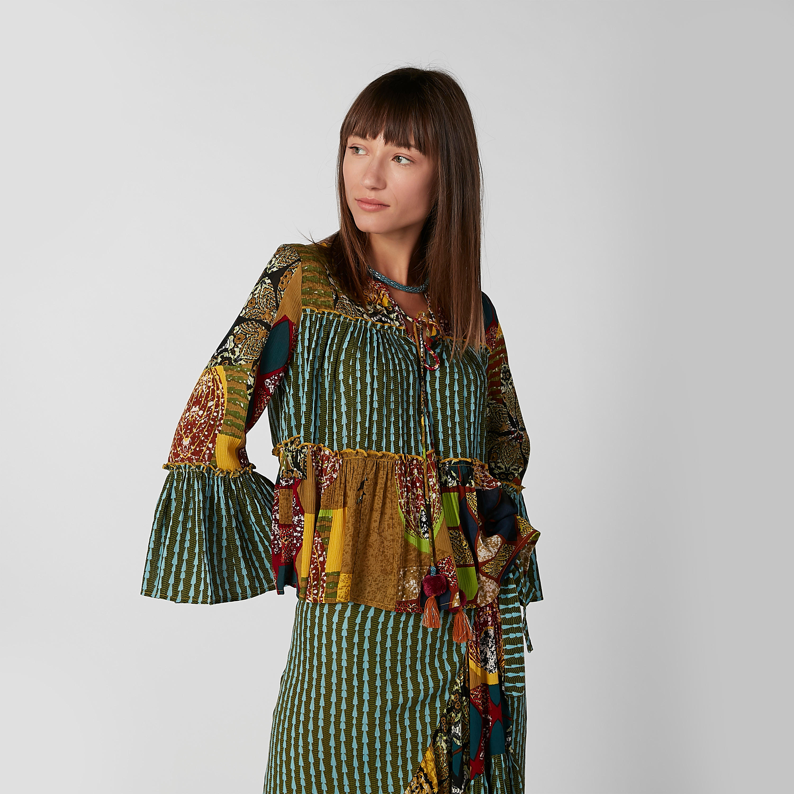 بلوزة بياقة V وأكمام جرس وطبعات-women-clothing-shirtsandblouses-blouses-image-3