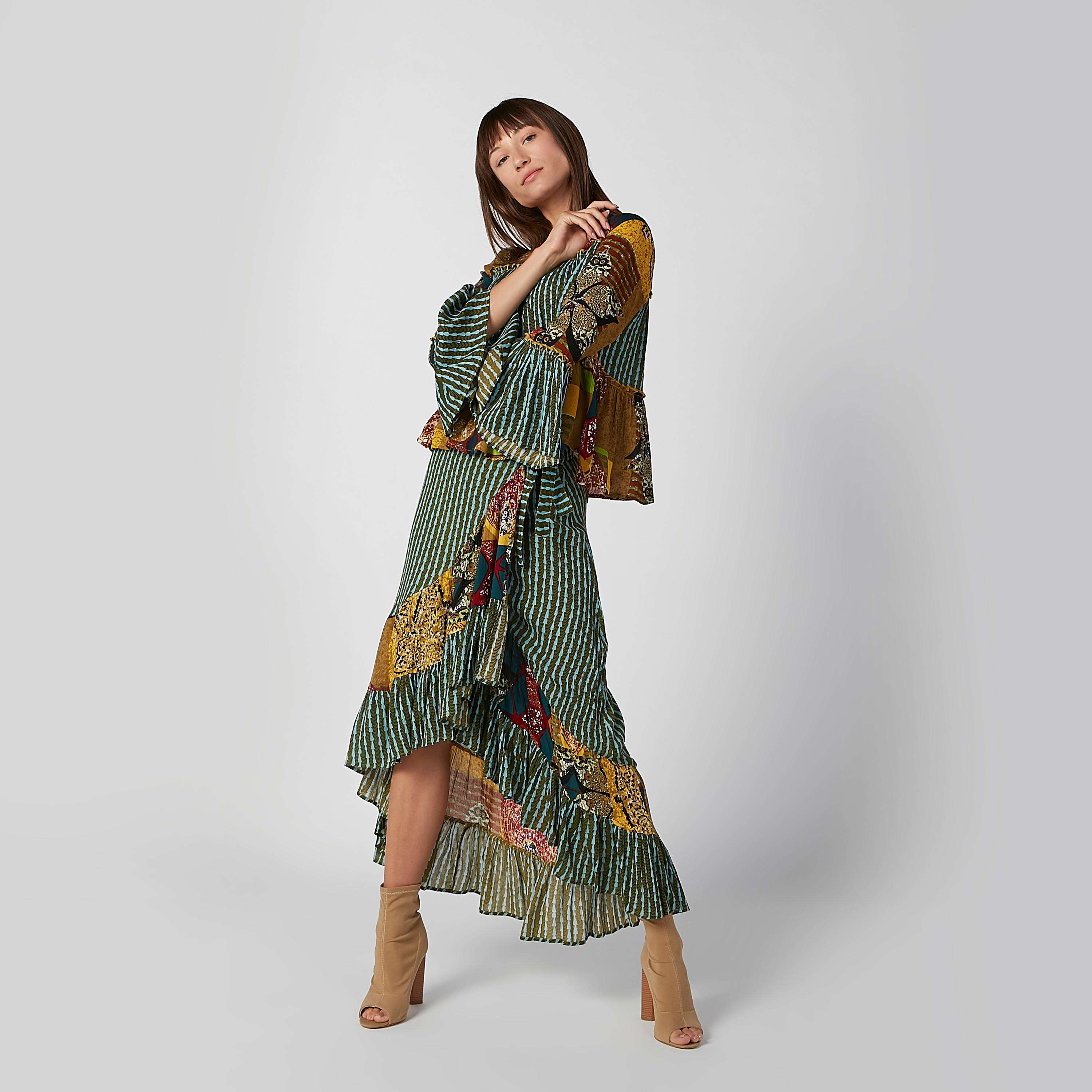 بلوزة بياقة V وأكمام جرس وطبعات-women-clothing-shirtsandblouses-blouses-image-2