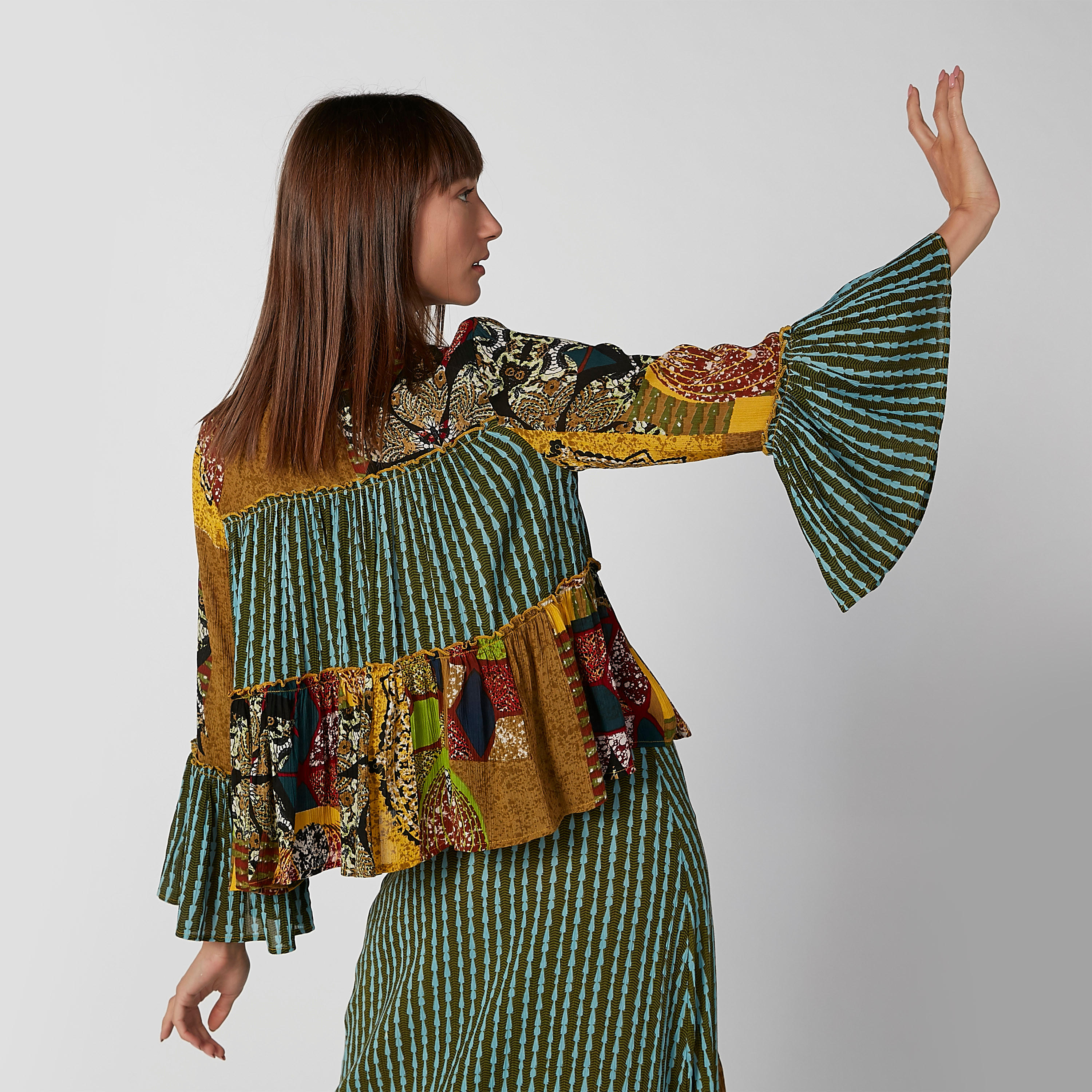 بلوزة بياقة V وأكمام جرس وطبعات-women-clothing-shirtsandblouses-blouses-image-1