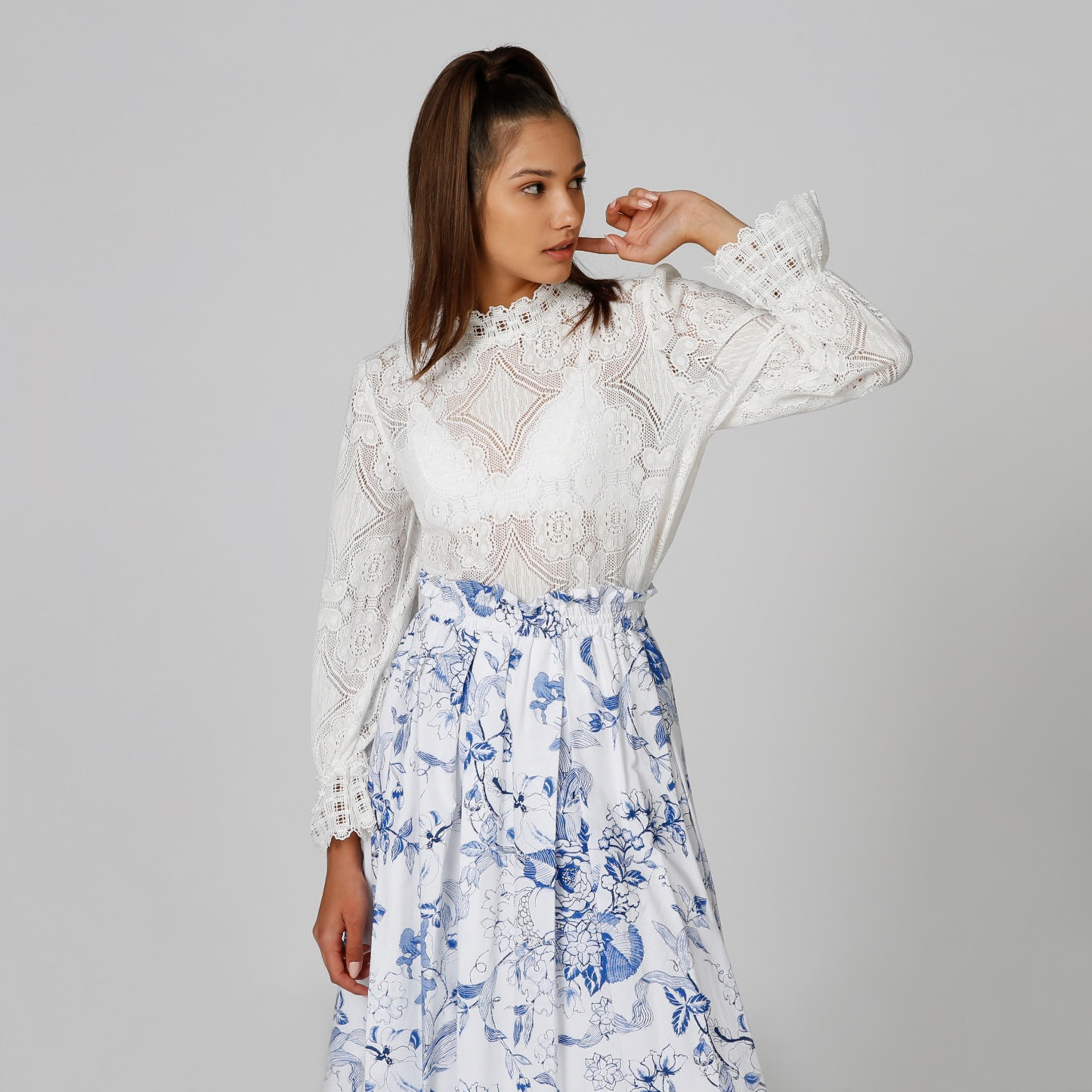 بلوزة بياقة عالية وأكمام واسعة وتفاصيل دانتيل-women-clothing-shirtsandblouses-blouses-image-1