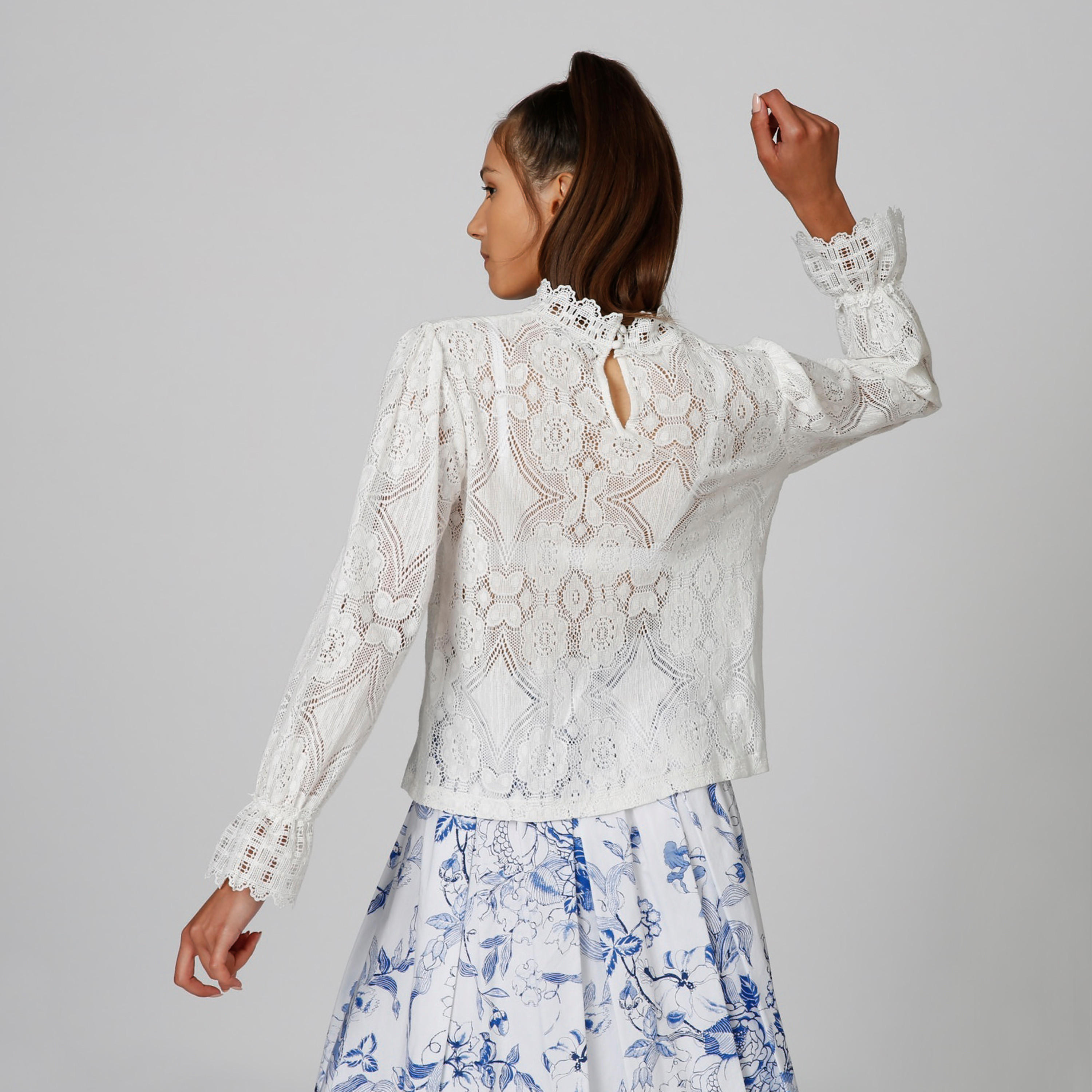 بلوزة بياقة عالية وأكمام واسعة وتفاصيل دانتيل-women-clothing-shirtsandblouses-blouses-image-2