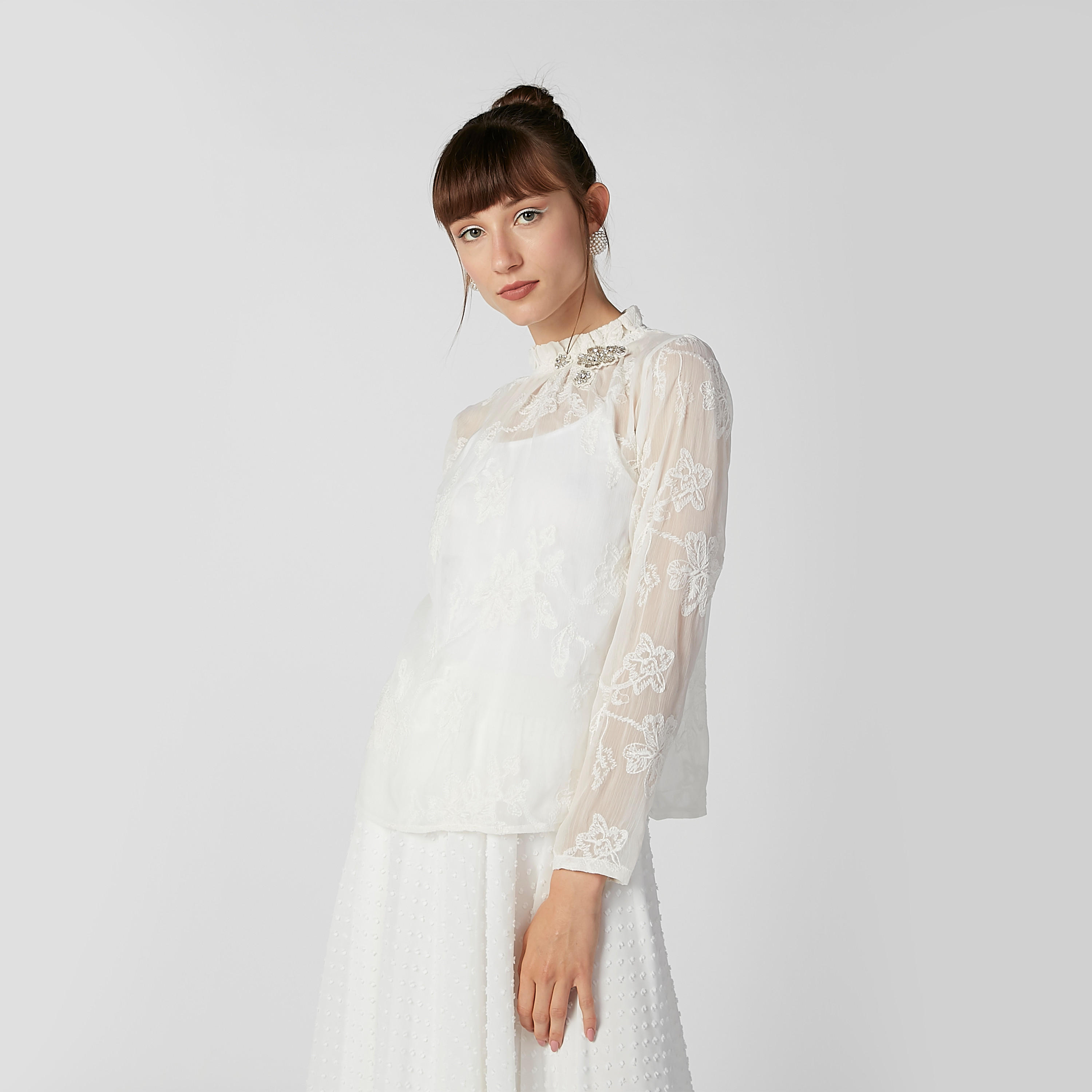 بلوزة بارزة الملمس بياقة عالية وأكمام طويلة-women-clothing-shirtsandblouses-blouses-image-1